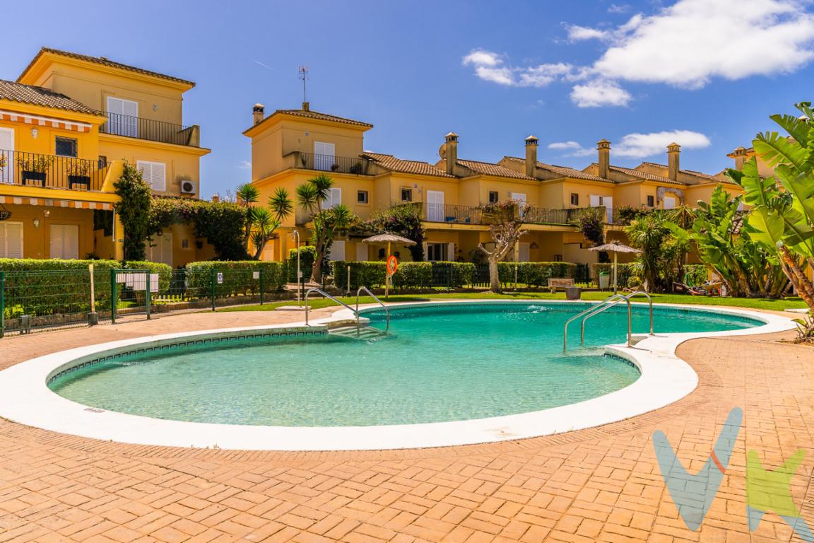 Casa adosada en venta en Novo Sancti Petri

En pleno corazón del Novo Sancti Petri, te presentamos esta encantadora casa adosada de dos plantas ubicada en una tranquila y cuidada urbanización privada con piscina comunitaria y plaza de aparcamiento incluida.

La vivienda cuenta con una distribución muy cómoda y funcional:

En la planta baja encontramos un agradable porche de entrada, amplio salón-comedor muy luminoso, una cocina nueva de concepto abierto con barra americana, un dormitorio doble y un baño completo. Además, dispone de una terraza acristalada ideal para usar durante todo el año y una terraza exterior perfecta para disfrutar al aire libre.

En la planta superior se sitúan dos dormitorios adicionales, otro baño completo y una terraza privada, un espacio perfecto para relajarse con vistas a la vegetación que rodea la vivienda.

La propiedad incluye un espacio adicional con armarios empotrados a modo de trastero, muy práctico para almacenaje.

Uno de los grandes atractivos de esta casa es su gran luminosidad en todas las estancias y el entorno natural que la rodea, lo que proporciona una auténtica sensación de paz y privacidad. Se trata de un entorno ideal tanto para vivir todo el año como para disfrutar de unas vacaciones a pocos minutos a pie de la playa y cerca de todos los servicios (restauración, supermercados, farmacias, transporte..).

No dejes pasar esta oportunidad única en una de las mejores zonas de la costa gaditana.
Contáctanos y agenda tu visita con Hércules Team, tu inmobiliaria en el Novo Sancti Petri.
El precio de compra no incluye muebles, enseres, vehículos ni electrodomésticos. Disponemos del Documento Informativo Abreviado de la propiedad (Según Decreto 218/2005, del 11 de Octubre) y de Seguro de Caución, para la protección del dinero entregado como señal para la Reserva de una vivienda En cumplimiento del Decreto de la Junta de Andalucía 218 /2015 de 11 de Octubre, se informa al cliente que los gastos notariales, registrales, ITP, honorarios de la Agencia y otros gastos inherentes a la compraventa no están incluidos en el precio.