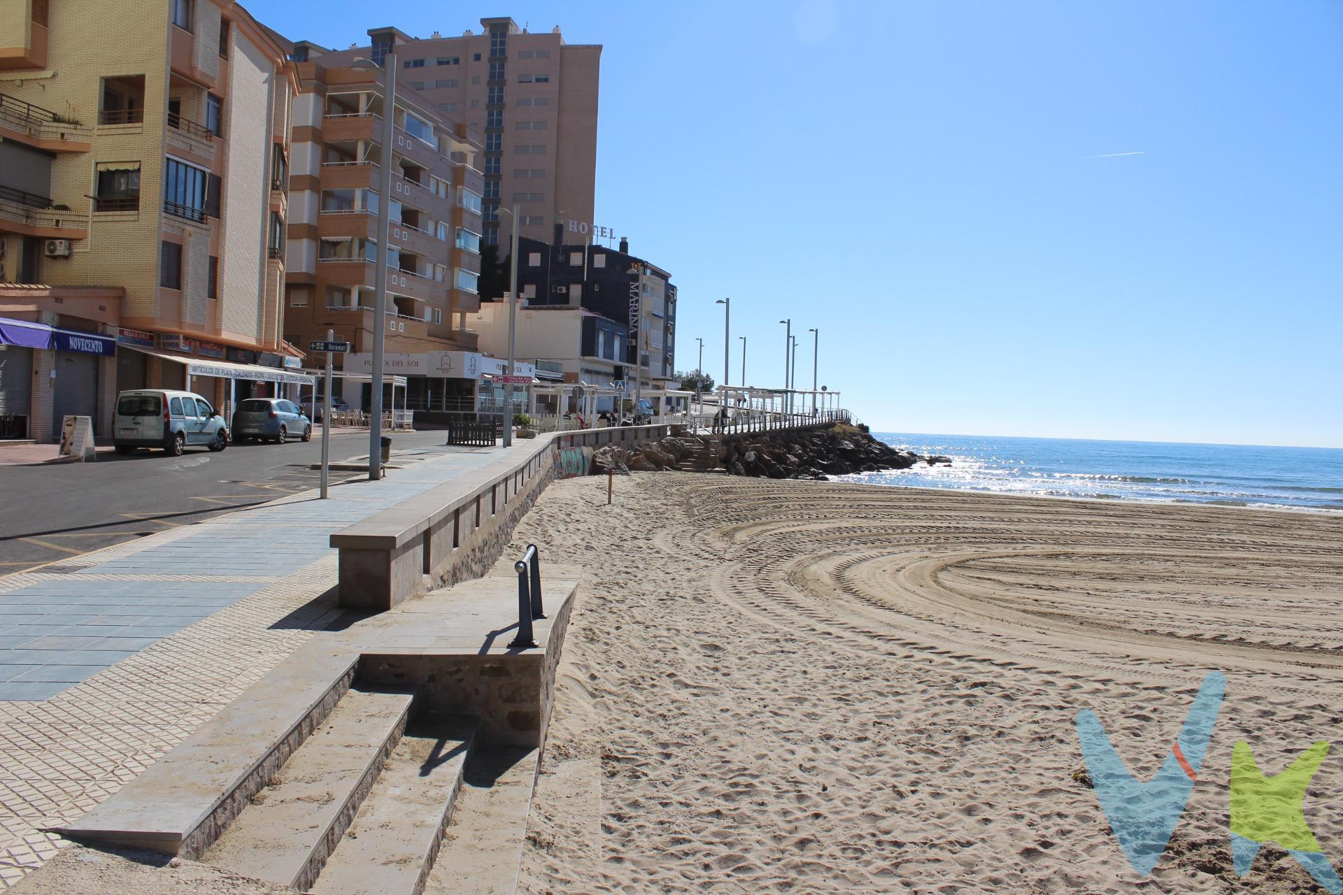 Descubre este exclusivo apartamento dúplex ubicado en la codiciada Playa de la Concha, Oropesa del Mar. Esta propiedad, que se encuentra a tan solo 50 metros del mar, cuenta con una superficie útil de 82 m², ofreciendo un espacio ideal para disfrutar tanto como inversión vacacional o residencia permanente. Compuesto por tres habitaciones dobles y dos baños más un aseo adicional, proporciona comodidad para toda la familia. Su estado es excelente gracias a su cuidadoso mantenimiento. Además incluye plaza de parking, esencial dado el alto tráfico turístico durante los meses estivales donde aparcar puede ser complicado. El inmueble destaca también por contar con terraza desde donde podrá apreciar la brisa marina por su cercanía y ya sea disfrutando del sol mediterráneo o paseos junto al mar Mediterráneo este hogar ofrece estilo vida inigualable. . La Concha, con forma de bahía, te ofrece un mar en calma apto para todos los públicos. Columpios y toboganes; hamacas y sombrillas te esperan. Completamente accesible, la playa de La Concha es también el centro de las actividades lúdicas. Un bello atardecer prolongará tu estancia hasta la hora del aperitivo y un cielo plagado de estrellas espera tu paseo nocturno. Esta maravillosa playa cuenta con los distintivos de Bandera Azul, ISO14001, SICTED (Sistema Integral de Calidad Turística en Destino) y “Q” Qualitur. Los metros útiles son aproximados. Este inmueble es en exclusiva, con lo que le facilitamos cualquier información sobre la vivienda. Por este motivo, solicitamos no molesten al propietario, ocupantes de la propiedad, vecinos o conserje de la comunidad. . Muchas gracias por su comprensión. El precio indicado puede sufrir variaciones. En todos los casos los precios expuestos son más impuestos y gastos derivados de la transmisión del inmueble.