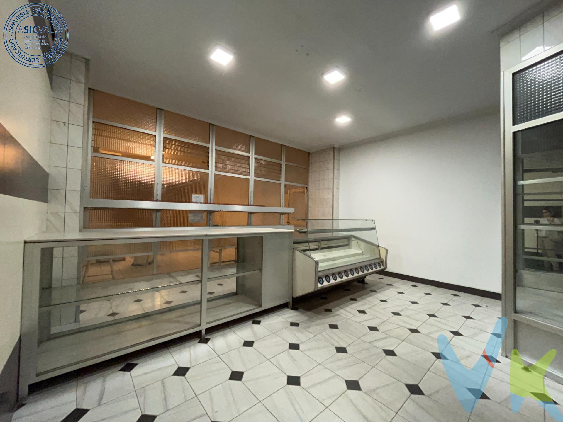 Amplio Local Comercial en Avenida Principal – Zona Este. Excelente local comercial situado en la zona Este de la población, en una de las avenidas principales y rodeado de todo tipo de servicios, con accesos cómodos y muy buena visibilidad. Dispone de dos entradas independientes y una distribución en forma de “U”. Ambas zonas están conectadas por la parte posterior, donde se encuentra la salida de humos propia, un gran valor añadido tanto para negocios de hostelería como para un futuro cambio de uso a vivienda. En una de las áreas ha funcionado durante años una panadería, por lo que aún conserva el mostrador, la zona de atención al cliente y un pavimento en buen estado. El interior está completamente despejado para facilitar cualquier nuevo proyecto. La otra zona se utilizaba como almacén y cuenta con cocina, baño, dos patios de luces y un altillo a modo de oficina, accesible mediante escalera. Además, existe la posibilidad de adquirir solo el 50% del local, lo que lo convierte en una oportunidad muy versátil para inversión o negocio propio. No dudes en visitarlo y descubrir personalmente todas las posibilidades que ofrece este magnífico local.