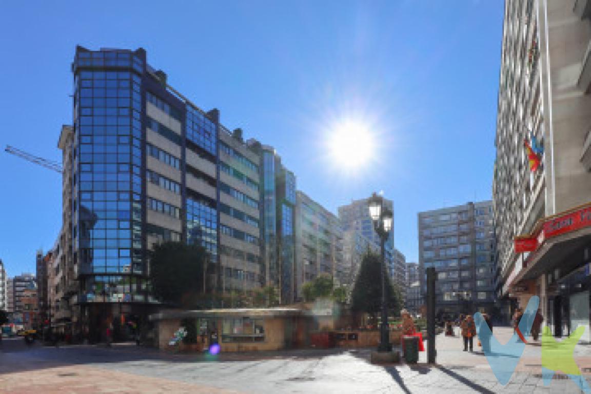 ¿Buscas una propiedad diferencial en pleno centro de Oviedo? Este apartamento en Calle Caveda representa una oportunidad sólida tanto para uso propio como para inversión.Situado en una novena planta, destaca por su excelente luminosidad y vistas completamente despejadas, un valor añadido poco habitual en ubicaciones céntricas. Un entorno que combina altura, tranquilidad y vida urbana en equilibrio.La vivienda dispone de un dormitorio y una distribución funcional, con alta demanda en el mercado. Actualmente se encuentra alquilada, lo que permite obtener rentabilidad inmediata sin periodos de vacancia. Adicionalmente, existe la posibilidad de disponer del inmueble libre, en función de las necesidades del comprador.Su ubicación es estratégica: en pleno centro, con acceso inmediato a todos los servicios, comercio, transporte y oferta gastronómica.Ideal para: Residencia en el centro con luz y privacidad Inversión en una zona con demanda sostenida Base cómoda y funcional en OviedoUna oportunidad orientada a inversión patrimonial, en una de las zonas más dinámicas y líquidas del mercado inmobiliario local.El precio de venta no incluye impuestos ni gastos de compraventa (notaría, registro de la propiedad, gestoría, etc.). El comprador abonará a la agencia honorarios por servicios de mediación y gestión del 2% del precio de venta + IVA.El consumidor tiene derecho a solicitar a la agencia inmobiliaria información y documentación adicional relativa al inmueble y a las condiciones de la compraventa. Cualquier compraventa y sus condiciones quedan sujetas a la aceptación expresa del vendedor del inmueble y a la posterior formalización del correspondiente contrato.El presente anuncio tiene carácter meramente informativo y no contractual, pudiendo la información mostrada variar o actualizarse.