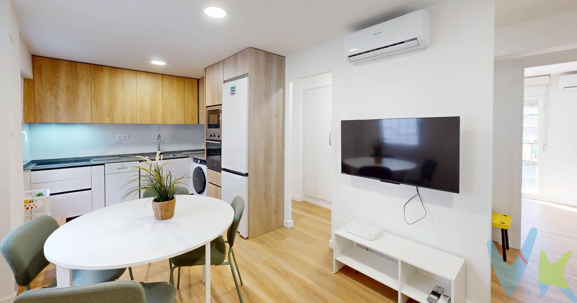 Exclusiva vivienda reformada en 2025 en Avenida Ausiàs March – Quatre Carreres. Te presentamos este magnífico piso en venta en Avenida Ausiàs March, en el distrito de Quatre Carreres, una de las zonas con mayor proyección y crecimiento de Valencia. A tan solo 10 minutos a pie del Hospital La Nueva Fe, del nuevo Roig Arena y de la zona de Malilla, actualmente en plena expansión, se trata de un enclave estratégico tanto para vivir como para invertir. La vivienda cuenta con excelentes comunicaciones con el centro de la ciudad y barrios tan demandados como Ruzafa, lo que la convierte en una opción ideal como vivienda habitual, además de una excelente oportunidad para inversores. Actualmente se encuentra gestionada en alquiler por habitaciones a buenos perfiles, ofreciendo una rentabilidad bruta aproximada del 6 %. No obstante, su distribución y características permiten una adaptación inmediata como vivienda familiar, sin necesidad de reformas. El piso ha sido reformado íntegramente en 2025, con un diseño moderno, limpio y funcional, cuidando cada detalle. Dispone de:. 4 habitaciones dobles. 2 cuartos de baño. Salón con cocina integrada. Armario ropero en el pasillo. Amplio balcón con vistas a la Avenida Ausiàs March. La vivienda destaca por su gran luminosidad, su estilo contemporáneo y su estado impecable, lista para entrar a vivir o continuar con su explotación actual. 📞 Si te puede interesar, llámanos y estaremos encantados de ampliarte información y concertar tu visita. Una oportunidad única en una de las zonas con más futuro de Valencia. Contáctenos y le informaremos,. El precio no incluye impuesto ITP, notaria, registro y gestión inmobiliaria. Agencia Registrada con el Nº 1600 en el Registro Obligatorio de Agentes Inmobiliarios de la Comunitat Valenciana, según el DECRETO 98/2022, de 29 de julio, del Consell, por el que se regula el Registro de Agentes de Intermediación Inmobiliaria de la Comunitat Valenciana. Por mandato expreso del propietario, comercializamos este inmueble en exclusiva compartida, lo que garantiza un servicio de calidad, un trato fácil y personalizado, una gran difusión en nuestras redes compartidas y sin interferencias de terceros. Por este motivo se ruega no molestar al propietario, a los ocupantes de la propiedad, o a los vecinos del edificio. Si usted es agente inmobiliario y tiene un cliente para este inmueble, llámenos y estaremos encantados de colaborar. 