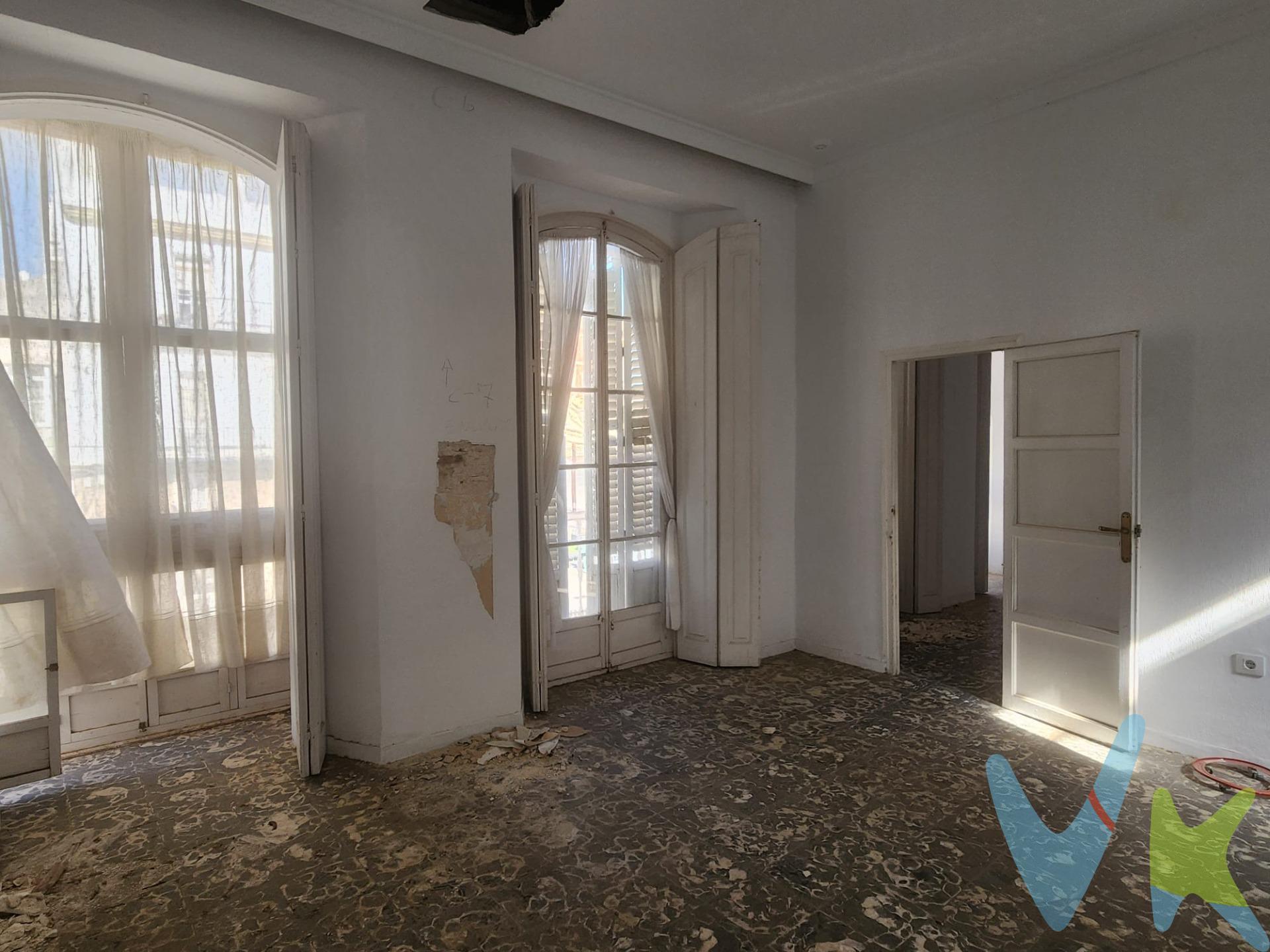 Con vistas inigualables al majestuoso ayuntamiento, esta casa, de 200 metros construidos, enamora a cualquiera que cruce su umbral. Su tipología, elegante y señorial, destaca por sus techos altos y los detalles arquitectónicos que evocan épocas pasadas, llenando de encanto cada rincón. Ubicada en la primera planta, la vivienda se despliega sobre 180 metros útiles, complementados por un encantador castillete de 20 metros que da acceso a una espectacular azotea transitable. Al entrar, somos recibidos por una imponente montera de cristal que actúa como núcleo central, inundando de luz el espacio. Frente a ella, dos amplios salones esperan, cada uno con la calidez de la luz natural que entra por los cuatro balcones que dan a la emblemática calle Real. La vista es un deleite para los sentidos, un constante recordatorio de la vida vibrante que late en la ciudad. Al avanzar hacia el lateral de la casa, descubrimos cuatro habitaciones con amplio espacio, cada una conectada por puertas de paso donde al final del recorrido encontramos un cuarto de baño con mucha amplitud; a este lado de la casa nos encontramos la claridad a través de un patio de luces, adornado con cristaleras que permiten que la luz natural inunde el espacio, creando una atmósfera serena y luminosa. Este luminoso patio de luces nos conduce a otro baño completo y una cocina espectacular; un lugar que se encuentran en perfecta armonía. Con su amplitud y elementos únicos, como un hermoso arco de madera que conecta con otra estancia, la cocina es un espacio donde se pueden crear recuerdos invaluables. La vivienda tiene realizado un estudio de todas sus vigas de madera confirmado que se encuentran en perfecto estado a través de intervenciones y catas que se han realizado. . Esta es una vivienda con un encanto singular, llena de elementos únicos que invitan a disfrutar de la vida en su plenitud. No dejes escapar la oportunidad de vivir en un lugar que es, sin duda, un hogar excepcional. 