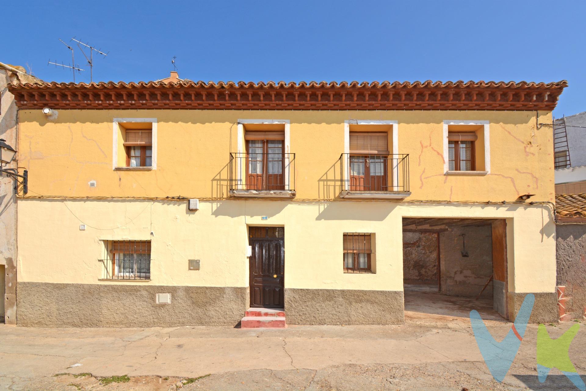 CASA EN GALLUR PARA ENTRAR A VIVIR - C/ SAN ANTONIO. Casa con corral de 296 m² de superficie construida y 267 m² de superficie útil. Distribuida en dos plantas. PLANTA BAJA: . - Salón-cocina. - Baño completo con ducha. - Dormitorio. - Almacén dividido en 2 espacios con unos 53 m² en total. - Corral con GARAJE de unos 79 m². . PRIMERA PLANTA:. - Cocina. - Salón con balcón. - 1 dormitorio con balcón. - 1 dormitorio con ropero.  . - TERRAZA de 22 m² con vistas al corral. - Aseo en terraza. - Buhardilla de 45 m² con desván de 13 m². . La primera planta cuenta con 170.48 m² de superficie útil y la segunda planta con 134.80 m² útiles.  Suelos de baldosa, puertas y ventanas de madera. Si estas buscando vivienda en uno de los pueblos más históricos de La Ribera Alta del Ebro, no dudes en valorar esta estupenda casa con  todas las ventajas de vivir en una casa independiente, de pueblo y con todos los servicios. Este pueblo cuenta con parada de tren, además de autobuses a varias poblaciones cercanas de las Cinco Villas. Hay centro de salud, colegio y comercios de todo tipo. No te pierdas nuestro reportaje fotográfico y el tour 360º que tenemos preparado para ti. Y SI QUIERES ASESORAMIENTO FINANCIERO SIN COMPROMISO, CONSULTA CON NOSOTROS. BUSCAMOS SOLUCIONES🏡,. ENCONTRAMOS HOGARES💙