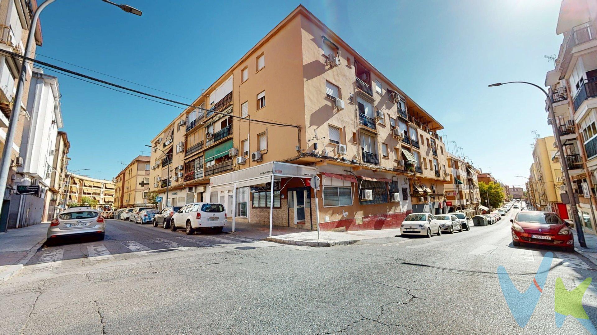 Presentamos este magnífico local comercial en la barriada de Fátima. Ubicado en una zona perfectamente conectada y rodeada de todo tipo de servicios, este espacio ofrece múltiples posibilidades:. ✅ Local comercial con  22 metros de fachada, haciendo esquina. ✅ Idedal para emprendedores que deseen poner en marcha su propio negocio. ✅ Gran oportunidad para inversores, con la opción de transformarlo en viviendas y obtener una excelente rentabilidad. No dejes escapar esta oportunidad única de inversión. 📩 Solicita información sin compromiso y te asesoraremos en todo el proceso. INFORMACIÓN IMPORTANTE. En cumplimiento de la normativa vigente tenemos a disposición del cliente Documento de información Abreviada. Los precios indicados no tienen caducidad, pero pueden ser alterados sin previo aviso. Los GASTOS DE LA COMPRA son Según ley ( Notaria, Registro e Impuestos ) no están incluidos. Los Honorarios de la agencia  no están incluidos.