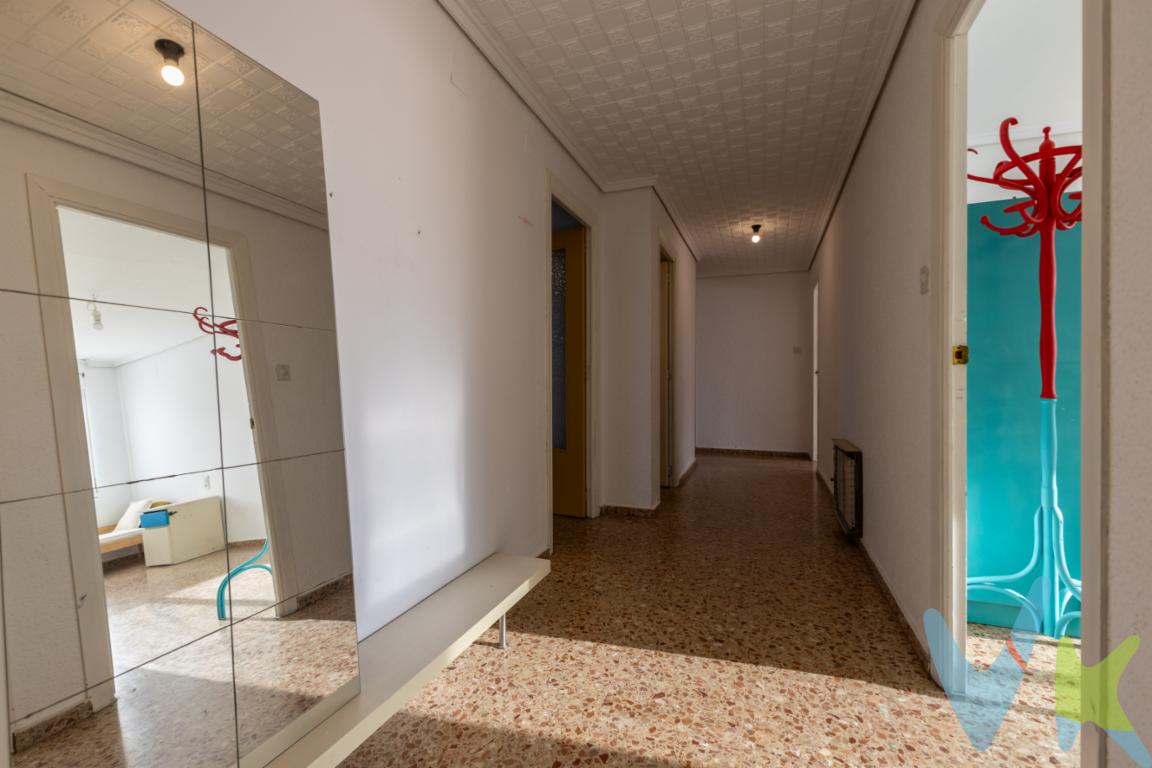  Magnífica oportunidad de adquirir un espacioso piso ubicado en el corazón de Puerto de Sagunto, específicamente en la codiciada zona Centro Puerto. Esta encantadora vivienda, perfecta para familias o personas que aprecian los amplios espacios, se encuentra en la segunda planta de un edificio bien conservado construido en 1972. Son cuatro las habitaciones que ofrece este inmueble, brindando suficiente espacio para todos los miembros del hogar. Además, cuenta con un aseo que complementa las comodidades diarias.Un amplio trastero está incluido, proporcionando un espacio extra de almacenamiento, ideal para mantener el hogar organizado y despejado. El piso, que cuenta con 104 metros útiles y 124 metros construidos, es una joya en cuanto a tamaño y distribución. Cada rincón de esta propiedad está diseñado para maximizar el confort del día a día.Las zonas comunes del edificio se encuentran en excelente estado, reflejando el cuidado constante por parte de los vecinos. Además, disfrutar de 3 balcones en esta residencia es un verdadero privilegio. Este espacio al aire libre añade un rincón de tranquilidad, donde uno puede relajarse y disfrutar del aire fresco mientras se contempla el dinámico entorno del vecindario.La ubicación no podría ser más conveniente. Vivir en el centro de Puerto de Sagunto permite un acceso rápido a todos los servicios esenciales, desde tiendas y supermercados hasta restaurantes y cafés, sin necesidad de viajar largas distancias. Existen además múltiples paradas de autobús en las cercanías que facilitan la movilidad hacia otras áreas de la ciudad, siendo muy útil para quienes requieren desplazamientos diarios.Imagina disfrutar de una cómoda vida diaria en un piso tan estratégicamente ubicado y esquinero. Este hogar no es solo un lugar donde vivir, sino un espacio donde crear recuerdos y desarrollar un estilo de vida cómodo y práctico. La oportunidad de invertir en esta propiedad supone no solo un beneficio inmediato, sino también potenciales ventajas a largo plazo en una zona que sigue en constante desarrollo y valorización.Los interesados encontrarán en esta oferta una oportunidad realmente atrayente que merece la pena visitar en persona. La combinación de espacio, ubicación y precio convierte a esta propiedad en una de las más atractivas del mercado actual. Te invitamos a que te acerques y descubras por ti mismo el encanto de este magnífico piso. Para concertar una visita o recibir más información, no dudes en ponerte en contacto. Este es, sin duda, un hogar que espera ser lleno de vida y experiencias, y que está listo para recibir a su nuevo propietario con brazos abiertos.El precio indicado no incluye gastos ni otros conceptos. A tal efecto, se informa que al referido precio habrá que añadirle los gastos propios de la transmisión inmobiliaria, entre los que cabe enumerar los siguientes: honorarios notariales, impuesto al que se encuentre sujeta la transmisión (Impuesto sobre el Valor Añadido o Impuesto sobre Transmisiones Patrimoniales ), gastos de inscripción en el Registro de la Propiedad y honorarios de intermediación de la agencia inmobiliaria.Por mandato expreso del propietario, comercializamos este inmueble en exclusiva, por lo que garantizamos un servicio de calidad, un trato fácil, sencillo y sin interferencias de terceros. Por este motivo, se ruega no molestar al propietario, a los ocupantes de la propiedad, a los vecinos, o conserjes del edificio o urbanización si los hubiera. Muchas gracias por su comprensión. La oferta está sujeta a cambios de precio o retirada del mercado sin previo aviso. Este anuncio en su conjunto, incluyendo textos, fotos, imágenes o cualquier otro contenido del mismo, no es vinculante dado que la información es ofrecida por terceros y puede contener errores. Se muestra a título informativo y no contractual.Si usted es agencia inmobiliaria y tiene un cliente para este inmueble, llámenos, estaremos encantados de colaborar en esta y otras operaciones.Este inmueble se vende en cuerpo cierto y las medidas expuestas en el anuncio son aproximadas.Agencia Registrada con el N.º 1844 en el Registro Obligatorio de Agentes Inmobiliarios de la Comunidad Valenciana. Puede consultar en la web de la GVA. 