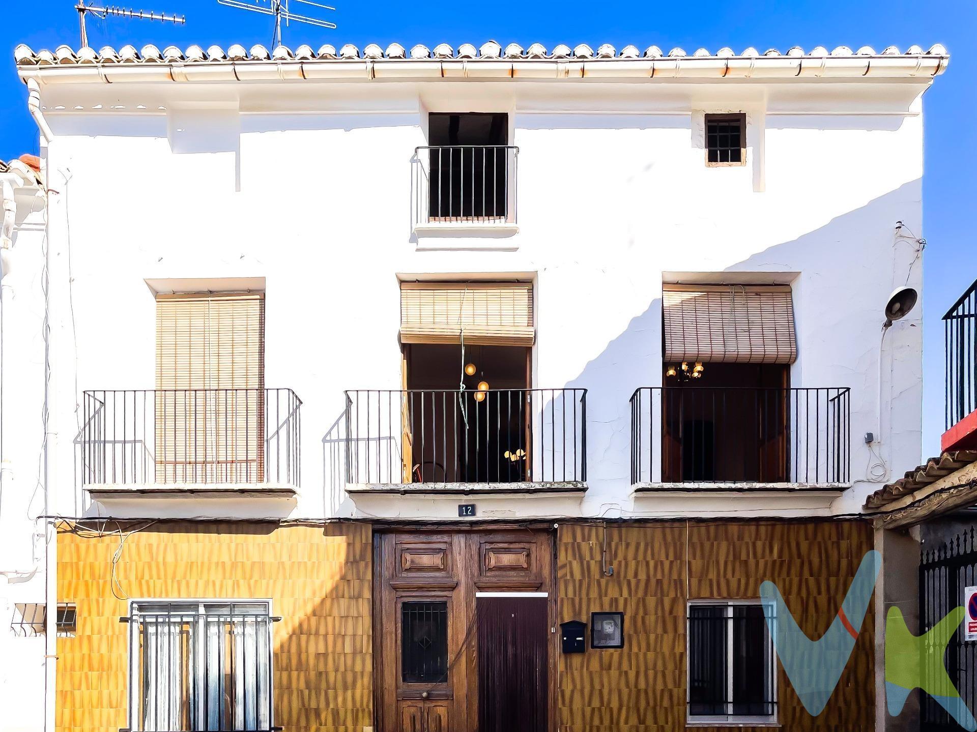 ¡Atención a esta maravillosa oportunidad! Te presentamos una encantadora casa de pueblo en venta, construida en el año 1889 y cuidadosamente conservada para mantener su esencia histórica. Esta joya de tres plantas, con una superficie de 240 metros cuadrados, ofrece un sinfín de posibilidades para hacerla tu hogar o tu refugio de fin de semana en un entorno tranquilo. La casa cuenta con 5 espaciosas habitaciones dobles que ofrecen un ambiente acogedor y cálido, ideal para acomodar a toda tu familia o amigos. La chimenea de leña en el salón principal crea un ambiente acogedor y te permitirá disfrutar de noches acogedoras durante los inviernos. Una de las muchas joyas de esta propiedad es la bodega subterránea, una auténtica cueva que te transportará a tiempos pasados, perfecta para almacenar tus vinos o crear un espacio único para reuniones y cenas especiales. La buhardilla diáfana, con su estilo clásico y vigas de madera originales, te brinda un espacio adicional que podrías convertir en un estudio, sala de juegos o cualquier otra cosa que desees. Los suelos de mosaico hidráulicos de la segunda planta le añaden un toque de carácter único a esta maravillosa propiedad. La ubicación de esta casa es simplemente inmejorable, en el corazón de Caudete de las Fuentes, un pueblo encantador con una rica historia y una comunidad acogedora, rodeado de bodegas y campos de viñedos. Es perfecto para vivir durante todo el año y también ideal como refugio de fin de semana para escapar del ajetreo y el bullicio de la ciudad. Además, esta propiedad ofrece la posibilidad de obtener una licencia de alojamiento rural, lo que la convierte en una inversión excelente para quienes buscan emprender en el sector turístico. No dejes escapar de esta oportunidad única de adquirir una auténtica casa de pueblo con tanto carácter y posibilidades. ¡Ven a visitarla sin compromiso y descubre todo lo que este lugar especial tiene para ofrecer!. 