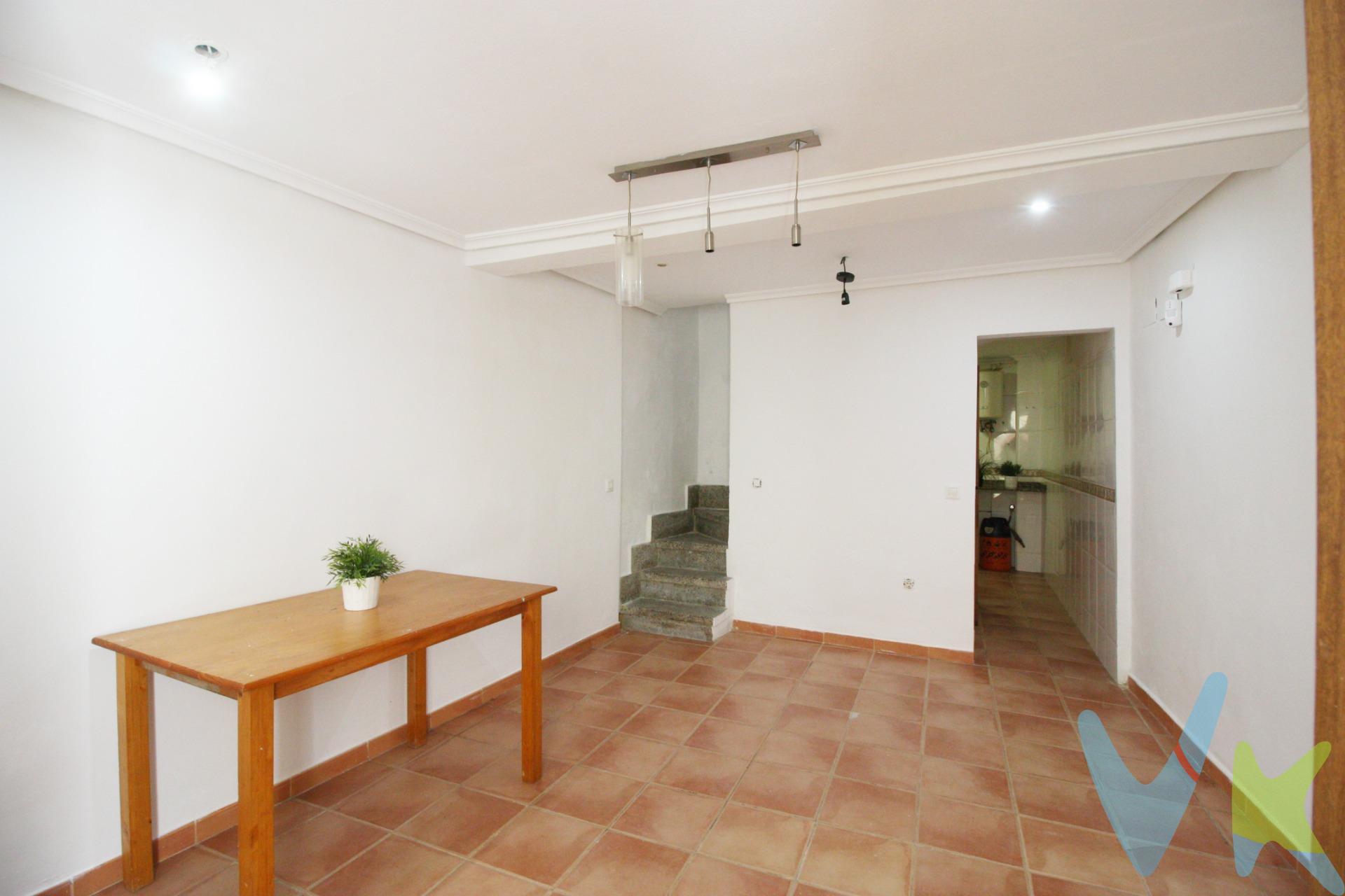 Se vende amplia casa de tres plantas ubicada en el corazón de Buñol, ideal para quienes buscan comodidad y espacio en un entorno tranquilo y con encanto. La vivienda dispone de tres habitaciones que se adaptan tanto para dormitorio principal como para habitaciones juveniles o incluso despacho. Cuenta con un baño completo y un aseo adicional que aportan funcionalidad y comodidad para toda la familia. El salón-comedor es acogedor, perfecto para reuniones familiares y momentos de descanso, mientras que la cocina independiente resulta práctica para el día a día. La distribución en tres plantas permite aprovechar al máximo cada rincón, garantizando privacidad y versatilidad en su uso. Situada en una zona tranquila de Buñol, muy próxima a todos los servicios, colegios, comercios y transporte, esta vivienda ofrece la oportunidad de disfrutar del ambiente típico de un pueblo con todas las comodidades modernas. Se trata de una casa con gran potencial, lista para convertirse en tu nuevo hogar. Además, si no has estado nunca podrás disfrutar de la famosa fiesta de la tomatina, donde miles de personas se reunen para  para pasarlo en grande una vez al año. . Mientras tanto entra en nuestro enlace y visítala: https://my.matterport.com/models/gaCsGMdXRiK. La venta de esta vivienda se gestiona mediante contrato de exclusiva compartida, lo que permite trabajar con más de 150 inmobiliarias, garantizando la máxima difusión y profesionalidad en el proceso de venta. Los gastos derivados de la compraventa, como los de notaría, registro y honorarios, no están incluidos en el precio. Inmueble sujeto a período de transparencia. . 