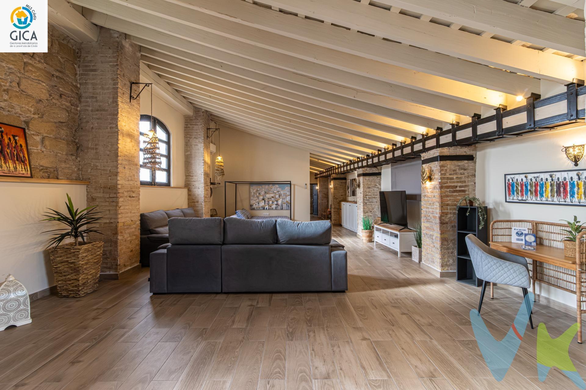 Imagina vivir en un espacio único, donde la historia y la modernidad se encuentran para ofrecerte una experiencia inigualable. Esta exclusiva vivienda de dos plantas, situado en el corazón de Jerez de la Frontera, se encuentra dentro de una antigua bodega que ha sido restaurada con esmero para combinar el encanto de lo antiguo con la comodidad del diseño contemporáneo. En la planta baja, el apartamento cuenta con un amplio salón, un área de futbolín y una cómoda sala de estar, creando un ambiente ideal para el entretenimiento. La cocina, completamente equipada y con un diseño abierto, ofrece todo lo necesario para disfrutar de su estancia en el centro de la ciudad. Con espacio de aparcamiento para 3 cohes. Subiendo a la planta superior, se encuentra una moderna cocina americana, totalmente nueva y equipada, otro amplio salón que dispone de televisión y conexión a Internet y dos habitaciones, cada una con su baño privado. Uno de estos baños incluye un jacuzzi. La restauración ha conservado el carácter original de la bodega, utilizando materiales de alta calidad que respetan su esencia, mientras que se han incorporado todos los elementos modernos para garantizar una experiencia de vida contemporánea. Además, su ubicación es inmejorable: a solo unos minutos a pie del centro histórico de Jerez, rodeado de restaurantes, comercios y zonas de ocio. La estación de tren también se encuentra cerca, facilitando el acceso a otras ciudades y destinos cercanos. ¡LLÁMANOS!. Por mandato expreso del propietario, comercializamos este inmueble en exclusiva, lo que le garantiza el acceso a toda la información, a un servicio de calidad, un trato fácil, sencillo y sin interferencias de terceros. Por este motivo, se ruega no molestar al propietario, a los ocupantes de la propiedad o a los vecinos. Muchas gracias por su comprensión. Informamos a nuestros clientes de que los gastos de notaría, registro, gestoría, impuestos y los honorarios de la agencia no están incluidos en el precio. A su vez, disponemos del documento informativo abreviado de la propiedad (según decreto 218/2005, del 11 de octubre) y de seguro de caución, para la protección del dinero entregado como señal para la reserva de una vivienda. . . 