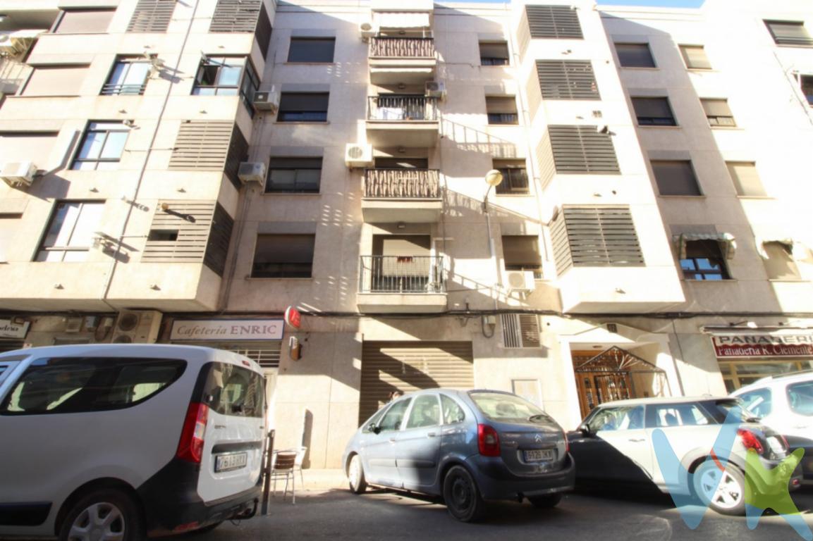 ¿Eres emprendedor? ¿Buscas un local de gran tamaño? Se vende local comercial de 135 m2 construidos, situado en el corazón comercial de Massamagrell, por lo que te aseguras un buen paso a diario de gente. Se encuentra en los bajos de un edificio en perfecto estado, justo al lado de correos. Dispone de un baño y de una habitación como almacén, el resto es todo diáfano.. . Si crees que puede cuadrar para el negocio que estás pensando, no dudes en visitarlo.. . Contacta con nosotros, cualquier duda, estamos a disposición de ayudarle.Agencia Registrada con el Nº 112 en el Registro Obligatorio de Agentes Inmobiliarios de la Comunitat Valenciana, según el DECRETO 98/2022, de 29 de julio, del Consell, por el que se regula el Registro de Agentes de Intermediación Inmobiliaria de la Comunitat Valenciana.    La documentación del inmueble ha sido revisada y estimamos que reúne todos los requisitos necesarios para su comercialización.    Se requiera pasar filtro de compañía aseguradoras. Solicitará, entre otras cosas; contrato de trabajo e ingresos cercanos a 2,5 veces el precio del alquiler.    El precio ofertado incluye los gastos de la comunidad de propietarios y el Impuesto de Bienes Inmuebles.    Las medidas aquí expuestas han sido obtenidas del Catastro.    El anuncio no es vinculante, puede contener errores.    Esta agencia ha sido contratada para gestionar el arrendamiento de este inmueble de forma exclusiva, garantizando un servicio de calidad, sin interferencias de terceros. Por este motivo, se ruega no molestar a los propietarios, a los ocupantes del inmueble o a los vecinos.    Muchas gracias por tu comprensión.           