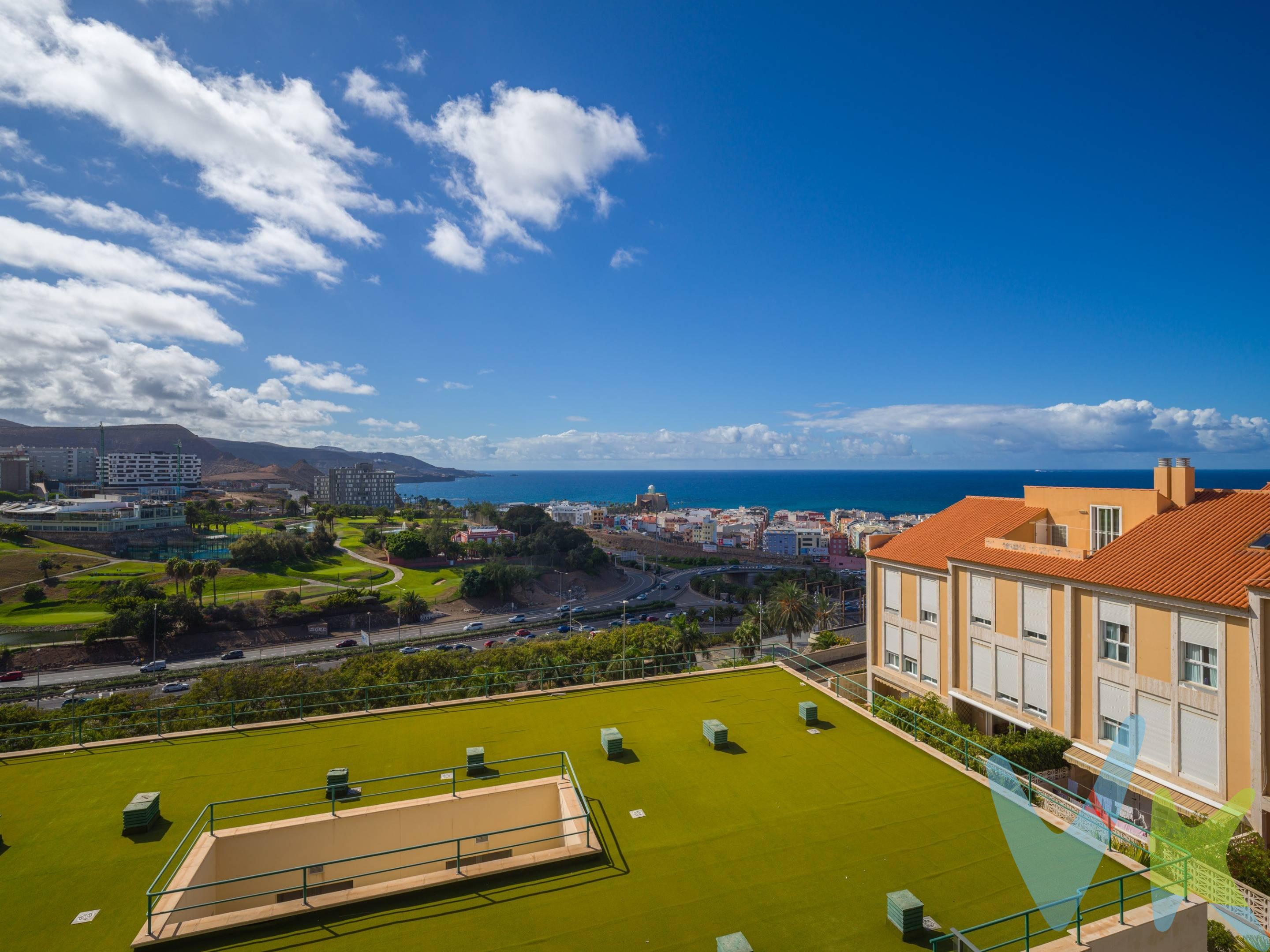Exclusiva vivienda de lujo situada en un complejo residencial en la mejor zona de la ciudad de Las Palmas de Gran Canaria. Esta propiedad de ensueño se encuentra en la bonita urbanización de La Minilla, uno de los barrios jóvenes más atractivos, en la ciudad con el mejor clima del mundo. Esta completísima vivienda, se sitúa en el último nivel, en un magnífico edificio residencial escalonado de alto standing y generosas proporciones. La vivienda se desarrolla en una excepcional planta única. Y se comunica con el resto del complejo residencial mediante amplias terrazas-pasillo y escaleras al aire libre, además de ascensores hasta la planta de garaje donde, una vez más, la amplitud de espacios llama la atención por su comodidad. Los más de 200 m² disponibles para vivir con la mayor garantía de lujo, cuentan con unas vistas espectaculares de las Canteras y el Rincón donde, sin embargo, se preserva la intimidad de los que las disfrutan. Esta maravilla se distribuye según los siguientes espacios:. - Espectacular salón abierto a las vistas desde la amplia terraza mediante puertas correderas. - Amplia cocina, de diseño limpio y moderno que comunica con una higiénica y bien iluminada zona de lavadero y menaje. - 1 magnífico dormitorio principal tipo ensuite, con todo tipo de comodidades incluyendo: 1 fantástico vestidor, 1 baño con bañera y acceso a una amplia terraza con intimidad y vistas sin igual. - 2 amplios dormitorios dobles, comunicados con una terraza íntima y luminosa. - 1 generoso baño, junto a los dormitorios anteriores. - 1 habitación independiente con baño completo que podrás utilizar como despacho o dormitorio de invitados y también de servicio. - 1 aseo independiente a todas las estancias. . Además dispone de sistema de aspiración central y otras comodidades domésticas de utilidad. La propiedad incluye también en la planta garaje: 3 plazas de aparcamiento enormes de superficie, con capacidad para hasta 4 coches; y 1 trastero también amplísimo. Entre los usos más atractivos de la comunidad se pueden destacar los siguientes: servicio de conserjería, gimnasio fitness, piscina con cascadas de presión, terraza solárium, jacuzzi, 2 saunas finlandesas, y 2 baños con vestidores. El barrio de la Minilla está perfectamente situado en la ciudad de Las Palmas, próximo a la circunvalación, a 1 minuto del Hospital Dr. Negrín, a un paseo de la Playa de las Canteras o la Zona Comercial de Mesa y López, y rodeado de servicios comerciales de proximidad como hipermercados y peluquerías, además de bonitas zonas verdes, deportivas y recreativas. Llámame para visitarlo y diseñar tu nuevo hogar. 