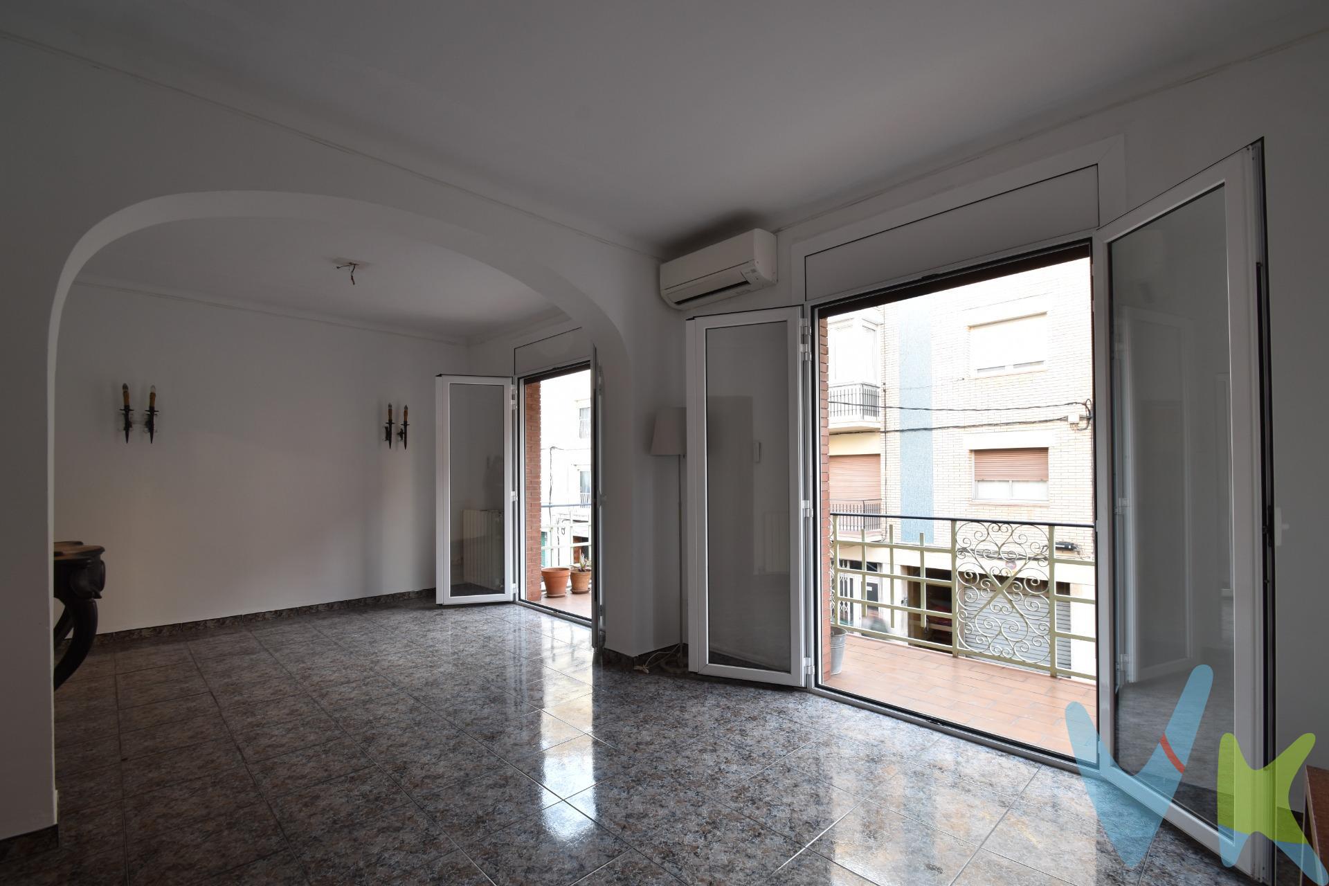 Esto no es solo una casa; es tu pasaporte a una vida auténtica en el centro de Vilanova i la Geltrú. Imagina abrir la puerta y sentir el pulso de la ciudad, sabiendo que la Plaça Catalunya está solo a unos pasos y la Rambla Principal a cinco minutos caminando, ofreciéndote el encanto de sus calles y la comodidad de tenerlo todo al alcance. En la primera planta, te espera una vivienda con tres dormitorios donde cada rincón cuenta una historia. El salón-comedor se abre a un balcón con vistas a la calle, el escenario perfecto para tus momentos de relax o para recibir a tus seres queridos. Cocina funcional, baño completo y lavadero completan este hogar acogedor, climatizado con calefacción y aire acondicionado. . La planta baja, con acceso directo desde la calle, es un lienzo en blanco. Un amplio garaje para tus vehículos, un generoso trastero y un patio al fondo que invita a la calma. ¿Un estudio de artista? ¿Una oficina con encanto? ¿Quizás un pequeño negocio que dé vida a la calle? Las posibilidades son tan ilimitadas como tu imaginación. El terrado particular de 100m² tampoco te dejará indiferente, desde cenas bajo las estrellas hasta un jardín urbano, pasando por el rincón perfecto para tu yoga matutino o simplemente un lugar para desconectar del mundo. ¡Aquí, tus sueños al aire libre cobran vida!. Esta casa no es para cualquiera; es para ti, que buscas un hogar en una ubicación insuperable y el potencial de crear la vida que siempre has querido en Vilanova.. ¿Listo para descubrir esta oportunidad única?. El precio no incluye impuestos (ITP, IVA y AJD), ni los gastos de notario ni los de registro.).