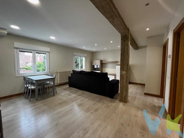 Te presentamos esta magnífica oportunidad en Villava, junto a la Ikastola Paz de Ziganda, en una zona tranquila y agradable, ideal para quienes buscan comodidad, servicios y calidad de vida a pocos minutos de Pamplona.
Esta acogedora vivienda de 2 dormitorios dobles ha sido reformada integralmente hace pocos años, por lo que se encuentra totalmente lista para entrar a vivir, combinando funcionalidad y estilo actual. Destaca especialmente su amplio espacio abierto de salón-comedor-cocina, un ambiente moderno y muy práctico para el día a día, pensado para disfrutar de la amplitud y la comodidad del hogar.
La vivienda, de carácter interior, ofrece un entorno silencioso y confortable, perfecto para el descanso. Además, actualmente se están ejecutando las obras de renovación del portal e instalación de ascensor, una importante mejora destinada a la eliminación de barreras arquitectónicas y a la revalorización del edificio.
Su ubicación es otro de sus grandes atractivos: rodeada de zonas verdes, cercana a comercios, servicios y perfectamente comunicada con el centro de Pamplona mediante autobús urbano.
Una vivienda ideal por su conexión y calidad de vida del entorno dentro de la Comarca de Pamplona.
INFORMACIÓN LEGAL
▪ Información meramente orientativa, sin carácter contractual.
▪ Superficies y características aproximadas, con finalidad descriptiva.
▪ En el precio de venta están incluidos los honorarios de la agencia inmobiliaria, que serán asumidos por la parte vendedora.
▪ El precio indicado no incluye los gastos e impuestos derivados de la compraventa a cargo del comprador (Notaría, Registro de la Propiedad, I.T.P., A.J.D. o I.V.A., según corresponda), ni otros posibles gastos asociados.
▪ El inmueble se transmite sin mobiliario ni otros enseres, salvo que se indique expresamente lo contrario.
 
A modo orientativo en Navarra:
▪ Notaría y Registro: 1%–1,5%.
▪ ITP: tipo general 6% (con posibles bonificaciones).
▪ AJD: aprox. 0,5%–1%.