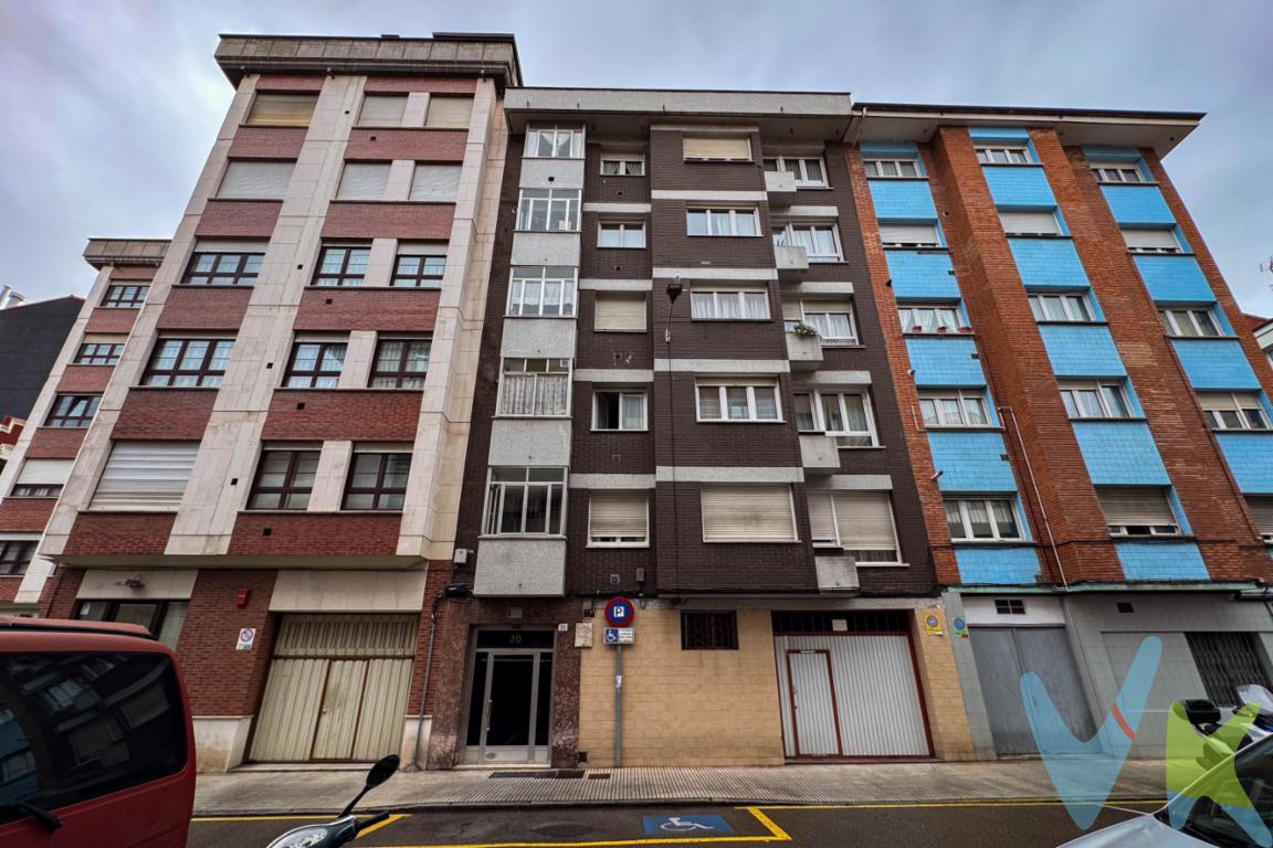 Amplio piso de 4 dormitorios en Gijón, zona FresnosSituado en la calle Francisco de Paula Jovellanos, este piso combina la comodidad de la vida céntrica con la tranquilidad de una calle apacible. A pocos minutos del Parque de Begoña, ofrece un entorno ideal para paseos, o momentos de relajación, sin renunciar a la cercanía de todos los servicios y excelentes comunicaciones de la ciudad.La vivienda cuenta con 4 dormitorios amplios, perfectos para familias, invitados o incluso espacios de trabajo en casa. Dispone de baño completo y aseo, que aportan comodidad y funcionalidad en el día a día.La cocina es práctica y está equipada con una zona de lavandería, facilitando las tareas domésticas sin restar espacio al área de cocina.Uno de los grandes atractivos del piso es su terraza interior muy amplia, de uso y disfrute exclusivo, perfecta para momentos al aire libre con privacidad, para jardinería o para disfrutar de un desayuno soleado en tranquilidad.Este piso es ideal para quienes buscan espacio, luz y funcionalidad, en una zona céntrica pero tranquila, cerca de parques, comercios y transporte, que permite disfrutar de lo mejor de Gijón sin renunciar a la comodidad del hogar.No pierda la oportunidad de conocer este piso en persona: solicite una visita y descubra todo lo que esta vivienda puede ofrecerle.Se informa a los interesados que el precio de venta indicado no comprende el Impuesto de Transmisiones Patrimoniales (ITP) , los gastos asociados a la compraventa (notaría, registro de la propiedad y otros) ni los honorarios de la agencia inmobiliaria a cargo del comprador