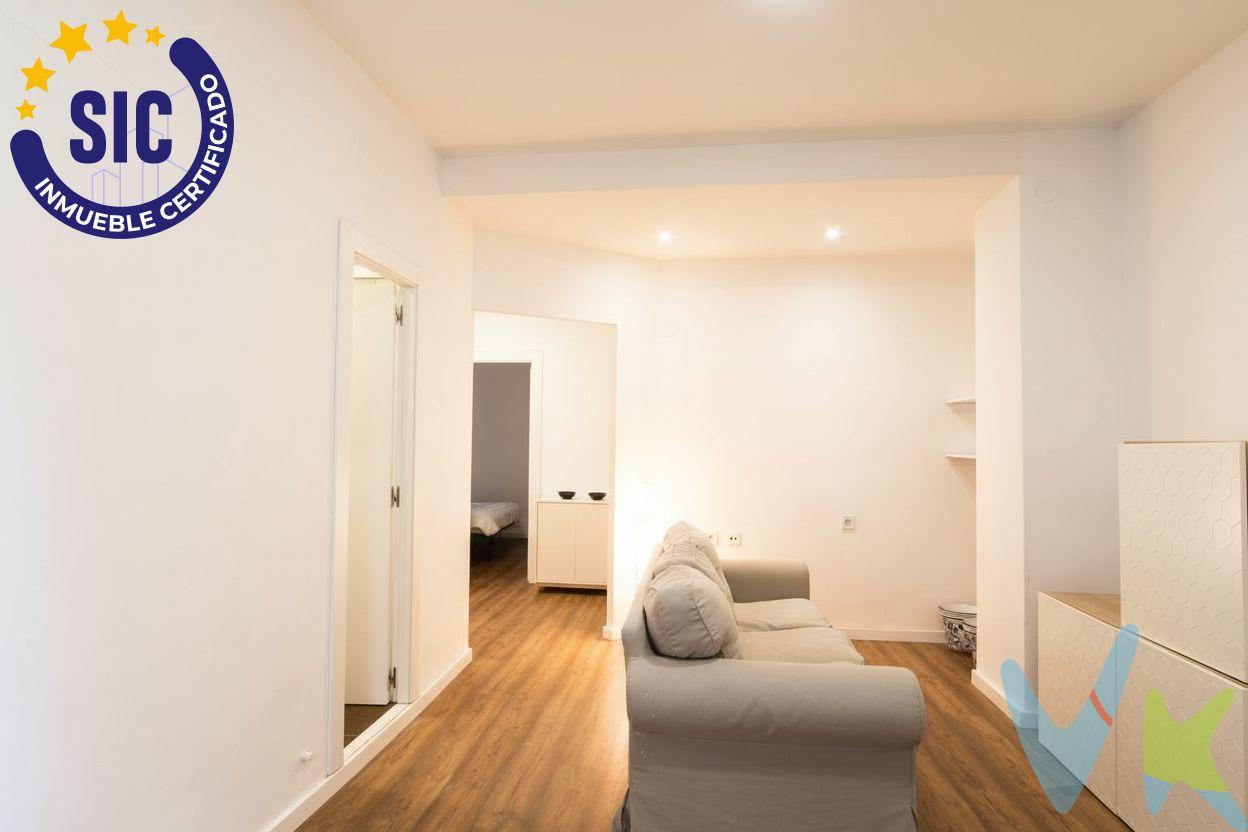 Se vende encantador piso muy luminoso en primera planta, en un edificio histórico de 1880, con fachada completamente rehabilitada y con balcones a dos calles. Esta acogedora vivienda cuenta con 64 m2 útiles (57 m2 construidos) ofrece una distribución práctica que destaca por su luminosidad natural durante todo el día. Situado en una primera planta, dispone de dos balcones orientados a distintas calles, Na Jordana y Gutenberg lo que garantiza ventilación cruzada y una agradable sensación de amplitud. El piso ofrece una distribución muy cómoda y bien aprovechada, con dos habitaciones equipadas con armarios empotrados amplios y altos, ideales para optimizar el espacio de almacenamiento. Cuenta además con un baño completo de estilo funcional y además una cocina independiente totalmente equipada con electrodomésticos, ideal para quienes disfrutan de la comodidad y el orden en el espacio de cocina. El salón-comedor es amplio y confortable, e incluye aparato de aire acondicionado, perfecto para mantener la temperatura ideal en cualquier época del año. La ubicación es uno de sus mayores atractivos: se sitúa muy cerca del cauce del río Turia, una de las zonas más valoradas por su entorno natural y espacios para pasear o practicar deporte, y también próximo al centro de la ciudad, con todos los servicios, comercios y transporte público al alcance de la mano. Una oportunidad ideal para quienes buscan vivir con comodidad, luz y una ubicación privilegiada. VENTA:. PVP 254.000€.  Gastos e impuestos no incluidos en el precio. La compra conlleva impuestos y gastos de formalización para el comprador. A título orientativo se informa que en segundas transmisiones el  ITP  con carácter general en  Valencia  es del  10%, pudiendo existir otros tipos impositivos atendiendo a  las circunstancias  personales del comprador u otras circunstancias previstas legalmente. Base imponible del impuesto el mayor valor entre el precio de compraventa, la tasación o el valor de referencia catastral. En cuanto a los gastos de  notaría y registro, en su caso,  suelen oscilar aprox; entre 1,5% y 2,5% (aranceles variables según precio, n.º de copias y complejidad). El comprador elige notario. Si el comprador precisase de  hipoteca: tasación, condiciones y costes bancarios serán según entidad elegida por el comprador, así como los gastos de gestoría, y cualesquiera otros gastos inherentes a la formalización de la compraventa que legalmente correspondan a la parte compradora, salvo pacto expreso en contrario con el vendedor. El consumidor tiene,  conforme a la normativa vigente, a su disposición información y documentación adicional relativa al inmueble y condiciones de la compraventa, que podrá ser consultada en C/Joaquín Costa 4, bajo 46005 Valencia o urbe2@remax.es. Honorarios de mediación inmobiliaria a cargo del  COMPRADOR: (3% del precio final de venta más IVA (21%), salvo otro pacto.); y  de VENDEDOR (según acuerdo con el mismo). . Se informa al consumidor que la agencia actúa como intermediaria inmobiliaria en la operación, estando cualquier eventual compraventa y sus condiciones sujeta a la aceptación expresa del propietario-vendedor y a la posterior formalización del correspondiente contrato.