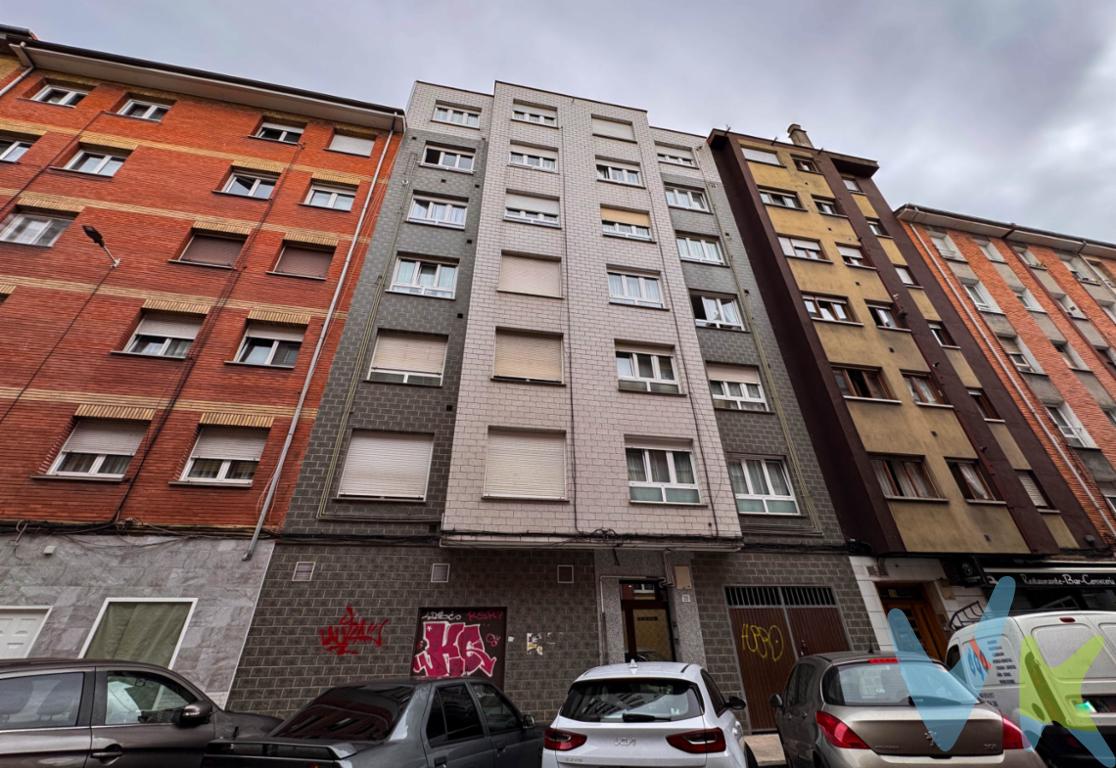 ¡Oportunidad única en el barrio de El Llano en Gijón!¿Buscas tu primera vivienda o una inversión con futuro? Este piso en calle Zoila te ofrece todo lo que necesitas para acertar: buena ubicación, edificio actualizado y un precio difícil de encontrar en el mercado actual.La vivienda cuenta con tres dormitorios: uno de ellos exterior a la calle y los dos restantes a un tranquilo patio de luces. La cocina también es exterior y se comunica con un salón veneciano que aporta amplitud y versatilidad a la zona de día.Además, el edificio ya tiene la fachada reparada y el portal completamente reformado, por lo que ya se encuentra actualizado en sus puntos clave.Una gran oportunidad en un mercado alcista, ideal tanto si buscas independizarte como si quieres invertir en una zona de alta demanda y buena rentabilidad.¡Ven a verlo y descubre el potencial de tu nueva vivienda en Gijón!Se informa a los interesados que el precio de venta indicado no comprende los honorarios de la agencia inmobiliaria, el Impuesto de Transmisiones Patrimoniales (ITP) ni los gastos asociados a la compraventa (notaría, registro de la propiedad y otros).