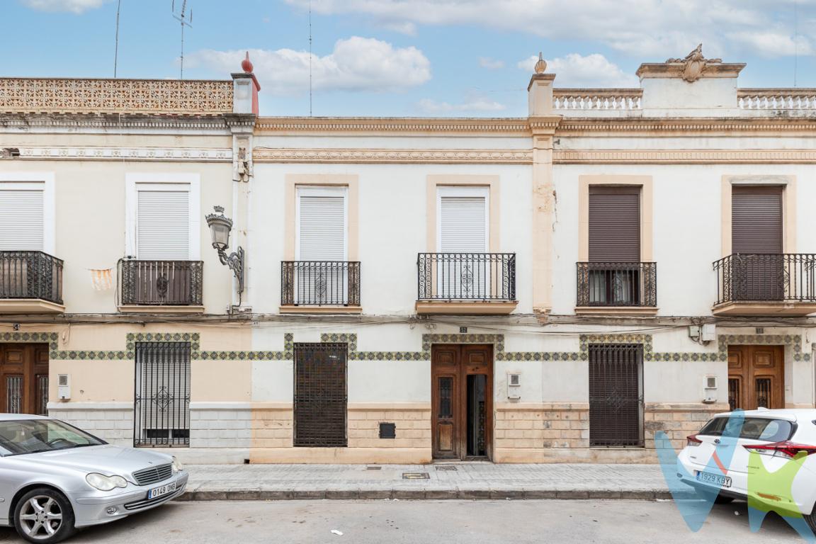 Elegante Casa en Venta en la Zona más tranquila de Rascanya, ValenciaPresentamos esta encantadora propiedad ubicada en la vibrante zona de Rascanya, en Valencia, que representa una excelente oportunidad para aquellos que desean disfrutar de una vida apacible sin renunciar a la comodidad de la ciudad. Esta espaciosa casa ofrece un generoso espacio habitable de 110 metros cuadrados útiles y 125 metros cuadrados construidos, permitiéndole tener todo el espacio que siempre ha deseado.Distribuida en dos alturas, estando la planta baja de origen y la superior reformada, la casa refleja el encanto único de la época con techos altos, y grandes ventanas, amplio patio con mucha luz, donde poder instalarse el paellero y una agradable zona verde.La propiedad está equipada con alcantarillado, asegurando un adecuado saneamiento y confort para el día a día. Esta infraestructura, a menudo pasada por alto, es esencial para garantizar un hogar sin complicaciones.Las posibilidades que brinda este inmueble son innumerables, desde una sola vivienda en dos alturas, la planta baja de ocio, con salón comedor cocina, patio y baño, y la alta con cuatro habitaciones y baño. O bien dos vivienda independientes con dos habitaciones cada una.Los servicios en la zona son variados y comprenden desde tiendas y supermercados hasta colegios y centros de salud, todos diseñados para ofrecerle la máxima comodidad sin necesidad de largos desplazamientos.En conclusión, si busca una casa familiar en una ubicación envidiable, llena de encanto y listas para adaptarse a sus necesidades específicas, no dude en considerar esta maravillosa propiedad. Esta casa no solo es una vivienda, sino una oportunidad para crear un hogar lleno de recuerdos y momentos inolvidables.Ven a verla, te gustará. La información arriba indicada es meramente informativa y expuesta a posibles erratas o errores por lo que no supone relación contractual alguna.Agencia Registrada con el Nº 1.383 en el Registro Obligatorio de Agentes Inmobiliarios de la Comunitat Valenciana. Puede consultar en la web de la GVA. La oferta está sujeta a cambios de precio o retirada del mercado sin previo aviso. Este anuncio en su conjunto, incluyendo textos, fotos, imágenes o cualquier otro contenido del mismo, no es vinculante dado que la información es ofrecida por terceros y puede contener errores. Se muestra a título informativo y no contractual... El precio no incluye lo siguiente: Honorarios de la agencia inmobiliaria, impuestos (IVA, ITP) y otros gastos de la Compraventa (notaria, gestoría y registro). Por mandato expreso del propietario, comercializamos este inmueble en exclusiva, lo que le garantiza el acceso a toda la información, a un servicio de calidad, un trato fácil, sencillo y sin interferencias de terceros. Por este motivo, se ruega no molestar al propietario, a los ocupantes de la propiedad o a los vecinos. 
