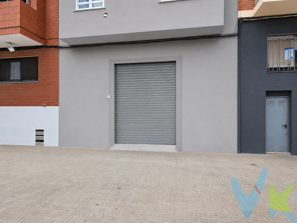 Ponemos a la venta este espacioso bajo comercial situado en una zona estratégica, con una excelente comunicación y gran visibilidad. Su ubicación, muy próxima a la estación de RENFE, paradas de autobús, comercios y todo tipo de servicios, lo convierte en una magnífica oportunidad tanto para inversores como para quienes buscan un local con múltiples posibilidades de futuro.Gracias a su amplitud y distribución, el inmueble ofrece numerosas opciones de adaptación para diferentes actividades o proyectos, convirtiéndose en una inversión con un gran potencial de revalorización.Información importante: Actualmente el inmueble se encuentra ocupado, por lo que no es posible realizar visitas al interior ni disponer de su posesión inmediata. La venta se realiza en estas condiciones, por lo que se recomienda valorar esta circunstancia antes de formalizar cualquier oferta.Si busca un local bien ubicado, con excelentes comunicaciones y grandes posibilidades, esta puede ser la oportunidad que estaba esperando. ¡Consúltenos para más información! El precio indicado no incluye gastos ni otros conceptos. Al precio publicado deberá añadirse:  Honorarios de intermediación de la agencia inmobiliariaGastos de inscripción en el Registro de la PropiedadHonorarios notarialesImpuestos aplicables a la transmisión (IVA o ITP y AJD, según el caso)El inmueble se vende sin amueblar, sin electrodomésticos, enseres ni elementos decorativos.  