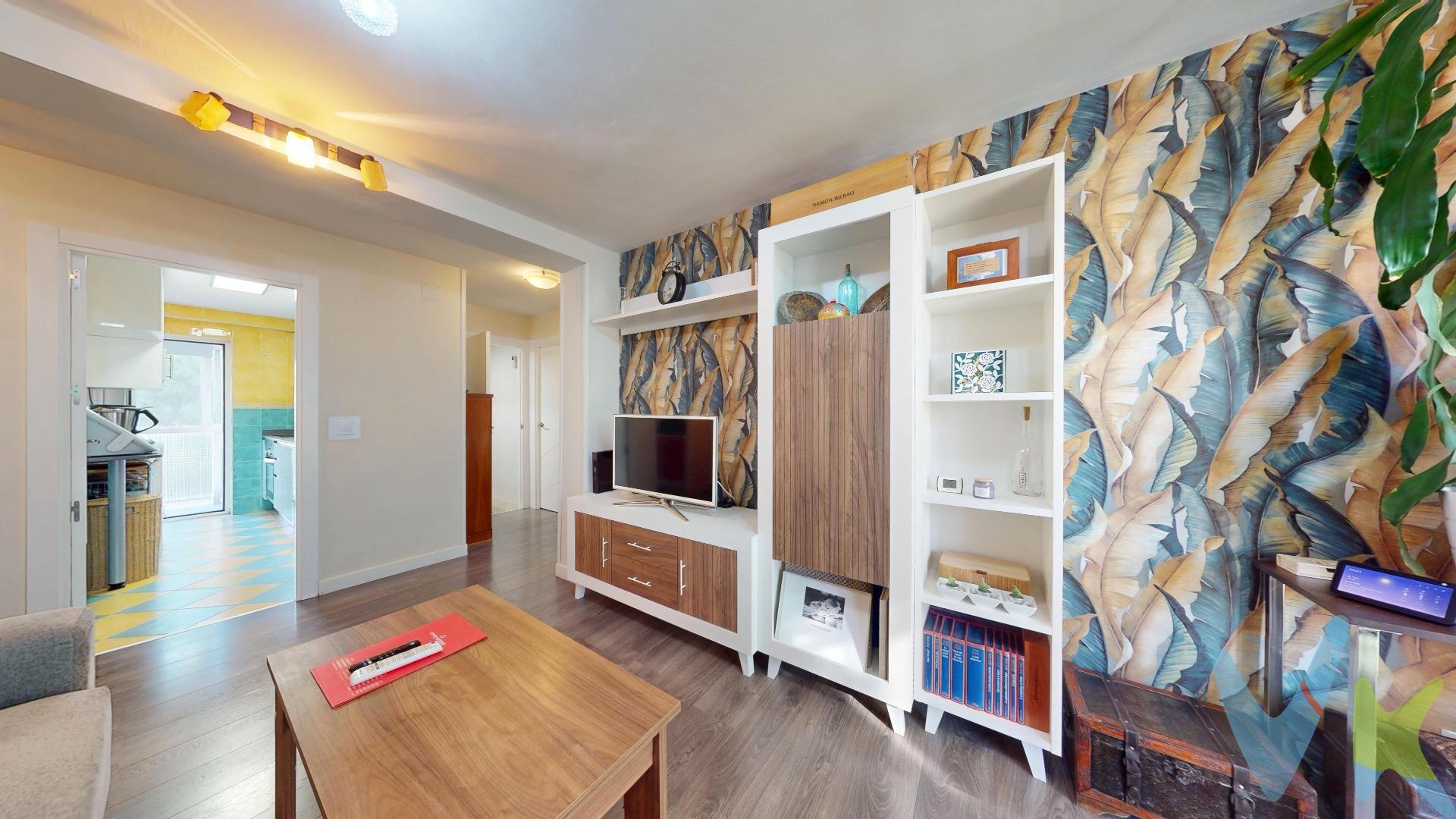 ¿Buscas un piso donde solo tengas que traer las maletas? Esta fantástica vivienda, ha sido completamente reformada con calidades modernas y está lista para convertirse en tu nuevo hogar. Olvídate de obras, reformas y gastos inesperados. Plaza de garaje opcional. Una vivienda llena de luz y detalles cuidados al máximo. Cuenta con suelos de tarima que aportan calidez en las estancias principales y suelos porcelánicos.Las puertas interiores son macizas y lacadas en blanco, aportando un diseño moderno y luminoso. El salón es un espacio confortable equipado con aire acondicionado, ideal para los meses de verano. Desde aquí se accede a una fantástica terraza abierta, el rincón perfecto para tomar el café por las mañanas o relajarse al aire libre. La vivienda consta de 3 dormitorios con armarios empotrados optimizados para el almacenaje, además el principal con aire condicionado. La cocina, concebida como un espacio independiente pero cuidadosamente conectada con el salón, favorece una comunicación fluida y una agradable interacción con quienes se encuentren en la zona de estar. Está equipada con vitrocerámica, horno y una encimera porcelánica de alta calidad, que aporta diseño, resistencia y funcionalidad. Además, dispone de un práctico tendedero acristalado que proporciona luminosidad y comodidad, complementado por dos amplias despensas laterales que ofrecen una excelente capacidad de almacenamiento. El cuarto de baño es totalmente nuevo, con un elegante alicatado actual, y un cómodo plato de ducha con columna con grifo termostático negro tanto de techo como de mano, y con una ventana que favorece la ventilación. Conectividad total y rápida, a pocos minutos a pie tienes las estaciones de Metro de Alto Del Arenal y Buenos Aires, (Línea 1) y excelentes combinaciones de autobuses de la EMT, Nº54, Nº57, Nº58, Nº103, Nº136, Nº142, Nº143  y nocturno. Estarás conectado directamente con la Estación de Atocha, Sol y el centro de Madrid en unos 15-20 minutos. Si te mueves en coche, el acceso a la M-30 y la A-3 es inmediato y sencillísimo. Zonas verdes y paseos a escasa distancia del Parque Azorín  para desconectar, hacer deporte o pasear a tu mascota y las espectaculares vistas y atardeceres del Parque del Cerro del Tío Pío. . En cuanto educación y colegios es una localización fantástica para familias con niños, dispones de una amplia oferta educativa que cubre todas las etapas, guardería, El Madroñal, escuela infantil, Nazaret , Colegio Tajamar o Los Tilos, CEIP Agustina Diez, Mesoneros Romanos, Santo Domingo, Sagrada Familia de Urgel, San José, IES Tirso De Molina, Centro Cultural Alberto Sánchez y Junta municipal de Vallecas. La tranquilidad de tener la atención médica asegurada a la vuelta de la esquina, Centro de Samur y parque de bomberos, Centro de Salud Buenos Aires y Federica Montseny  con todo tipo de especialistas. La zona dispone de una gran variedad de comercios, galería comercial de Pedro Laborde,  Ahorramás, Día, Alcampo City , Alcampo y Mercadona, farmacias, centros deportivos, Palomeras y Wilfred Agbonavbare, gimnasios, Mabuni, Kindala (con piscina de sal) y Basic-Fit. En cumplimiento de lo dispuesto en el artículo 20 del Texto Refundido de la Ley General para la Defensa de los Consumidores y Usuarios, en su redacción vigente desde el 28 de diciembre de 2025, informa expresamente de que el precio publicado no incluye los impuestos ni los gastos adicionales derivados de la compraventa, tales como el Impuesto del ITP o IVA en su caso, Actos Jurídicos Documentados, aranceles notariales y registrales u otros gastos inherentes a la operación, los cuales se determinarán en función del precio final de la compraventa. El precio final ofertado respeta la normativa reguladora de precios que resulte aplicable. La presente operación devengará honorarios de intermediación profesional, que serán abonados por la parte compradora. 