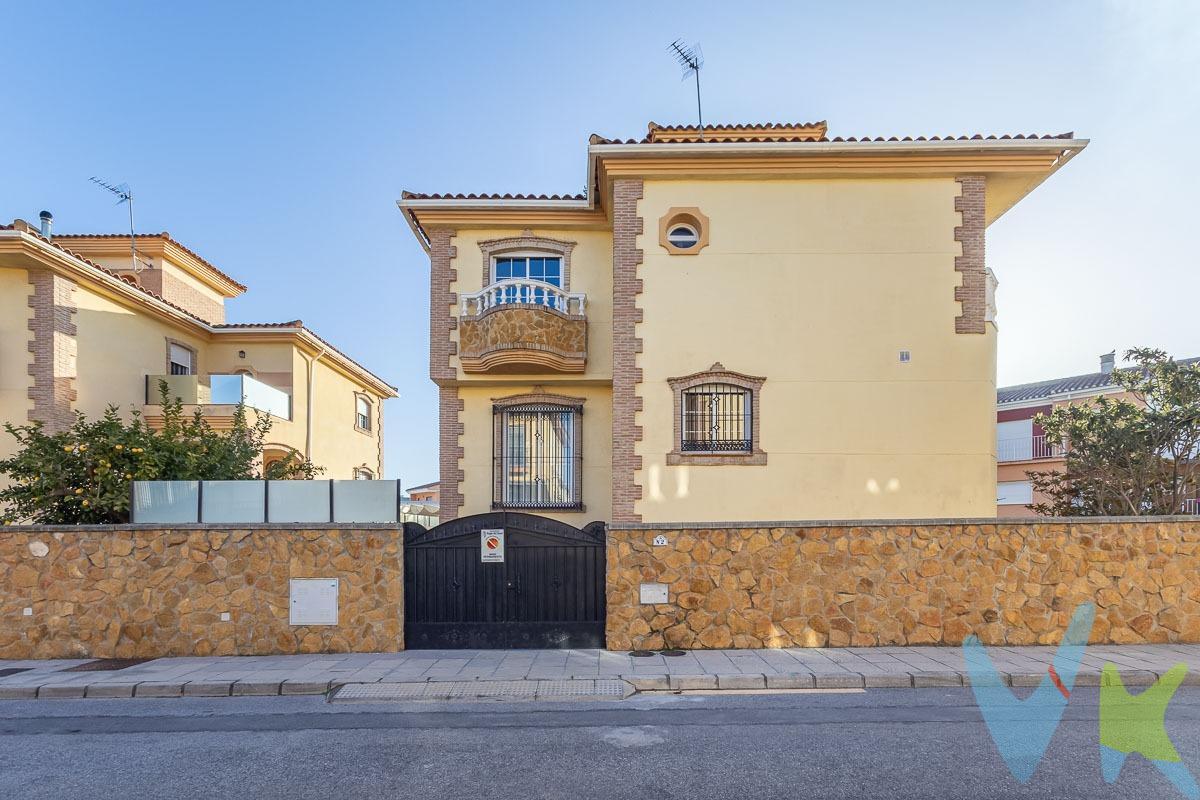 ¡Hermosa Casa en Vegas del Genil – Moderna, Espaciosa y Lista para Habitar!. Se vende espectacular casa en Vegas del Genil, ubicada en Avenida Mediterráneo, con todos los servicios a mano: supermercados, farmacia y mucho más. Además, su excelente ubicación la sitúa a pocos minutos de Granada. Características principales:. ✅ Planta baja: Moderna cocina totalmente equipada, salón muy luminoso y un aseo. ✅ 1ª planta: 3 amplios dormitorios, todos con balcón, y espaciosos cuartos de baño. ✅ Semisótano con cocina y chimenea, perfecto para reuniones y celebraciones asó como zona de cochera con capacidad para dos coches. ✅ Gran patio con piscina privada y amplio jardín, ideal para disfrutar en familia. ✅ Calefacción eléctrica así como  calefacción de aire frío y caliente por conductos. La vivienda se encuentra en excelente estado de conservación y lista para entrar a vivir. ¡No pierdas esta oportunidad!. Ref. N323. * El PVP indicado no incluye impuestos, gastos de Escritura ni honorarios de agencia. * Las superficies expresadas en esta página tienen carácter descriptivo y son aproximadas. * Los precios pueden ser susceptibles de modificación sin previo aviso. * Muebles NO incluidos en el precio.