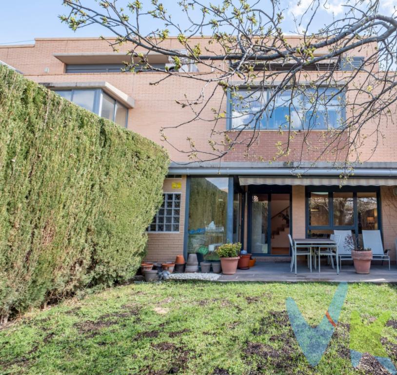 ¿Buscas el equilibrio perfecto entre la tranquilidad de Cuarte y la comodidad de tenerlo todo a un paso?. A veces, el hogar ideal no es solo el que tiene suficientes habitaciones, sino el que te permite ver crecer a tus hijos con seguridad, trabajar en paz y disfrutar de domingos inolvidables con amigos. Este unifamiliar de 3 plantas (más una sorpresa bajo tierra) está diseñado precisamente para eso. - Ubicación Estratégica. Olvídate de las carreras matutinas. Situado a escasos metros del Colegio Bilingüe Pilar Bayona, ganarás calidad de vida y tiempo para lo que de verdad importa. - Distribución pensada para el confort:. Planta Calle (El corazón social): Un amplio salón-comedor que conecta directamente con tu jardín privado y porche. Imagina las cenas de verano aquí. Además, cuenta con garaje con capacidad para 2 coches, cocina independiente y un práctico aseo. Primera Planta (El descanso): 4 dormitorios espaciosos. La suite principal es un refugio en sí mismo, con su propio baño y una terraza privada para disfrutar del primer café del día en silencio. Buhardilla (Tu zona de inspiración): Un espacio inundado de luz natural, actualmente acondicionado como despacho, con salida a otra terraza privada. El lugar perfecto para teletrabajar con las mejores vistas o crear un área de juegos única. El Tesoro Oculto: Una bodega/fresquera . El rincón con más carácter de la casa, ideal para amantes del vino o para mantener una temperatura perfecta durante todo el año. - Detalles técnicos que importan. Construida en 2005, la vivienda está lista para entrar a vivir. Cuenta con Split de A/A en la buhardilla y pre-instalación de aire por conductos en el resto de la casa, asegurando tu confort en cualquier estación. ¿Vienes a verla? Las casas con este metraje y ubicación en Cuarte no suelen estar mucho tiempo en el mercado. ** Precio y Gastos** . En el precio de venta publicado no se incluyen los impuestos legalmente establecidos ni gastos derivados de la compraventa y de la inscripción del inmueble (I.T.P., Notaría y Registro de la Propiedad)