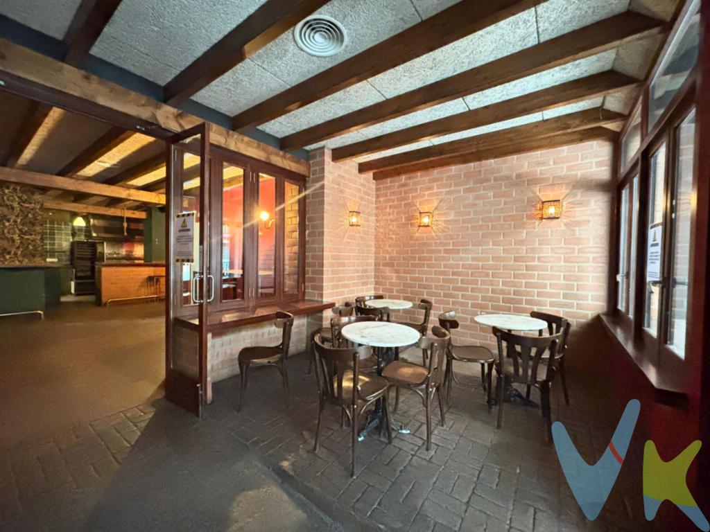Se vende y alquila fantástico local comercial a escasos metros de la playa, ideal para continuar como pub / local de copas o adaptarlo como bar o restaurante gracias a su cocina totalmente instalada.El local cuenta con 200 m² perfectamente distribuidos en un amplio y luminoso salón principal, ofreciendo un espacio cómodo y versátil para crear diferentes ambientes. Dispone de 3 baños, lo que aporta gran comodidad tanto para clientes como para el personal.Equipado con persianas eléctricas, gran entrada de luz natural y excelente visibilidad, es una oportunidad perfecta tanto para inversores como para emprendedores del sector de la hostelería.Su ubicación privilegiada junto al mar garantiza afluencia constante, especialmente en temporada alta.Disponible tanto en venta como en alquiler. Un espacio con grandes posibilidades en una zona inmejorable. ¡Ven a visitarla!