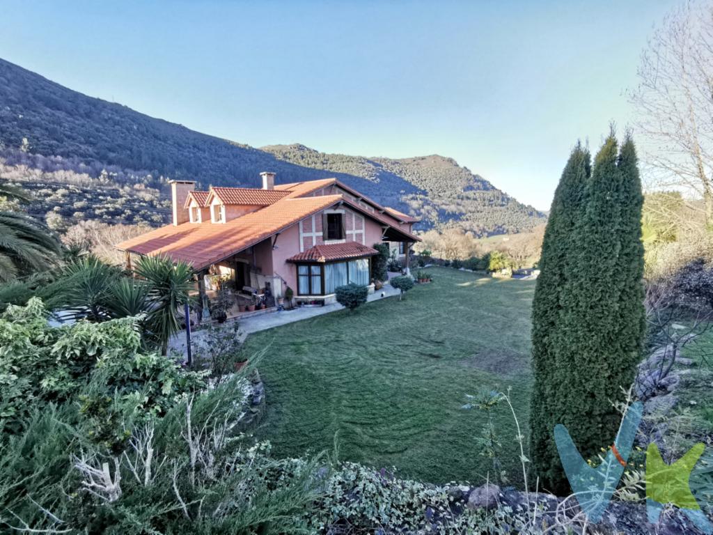 En el entorno privilegiado de La Bien Aparecida, se encuentra esta espectacular casa independiente construida en 2003 con materiales de primera calidad. Con 637 m² construidos y 600 m² útiles, destaca por su amplitud, diseño elegante y el confort que ofrece. MATERIALES DE LUJO Y AMPLIOS ESPACIOS:La vivienda cuenta con suelos radiantes, carpintería de roble macizo, ventanas de doble acristalamiento y un avanzado sistema de domótica que permite controlar la climatización, la iluminación y la seguridad. Su distribución optimizada, con cinco habitaciones, garantiza estancias luminosas y espaciosas.En el exterior, la propiedad dispone de una parcela cerrada de 21.000 m², con zona ajardinada y garaje amplio para varios vehículos además de un almacén anexo y bodega. Además, incluye un hotel canino de 352 m² con licencia dentro de una amplia nave realizada con los mejores materiales y otra edificación destinada al cuidado de caballos, lo que permite múltiples usos o explotación comercial.Ubicada en un entorno natural excepcional, esta casa ofrece privacidad, comodidad y exclusividad, sin renunciar a la cercanía de los servicios esenciales.📞 Contacta con nosotros y ven a descubrir esta joya inmobiliaria!