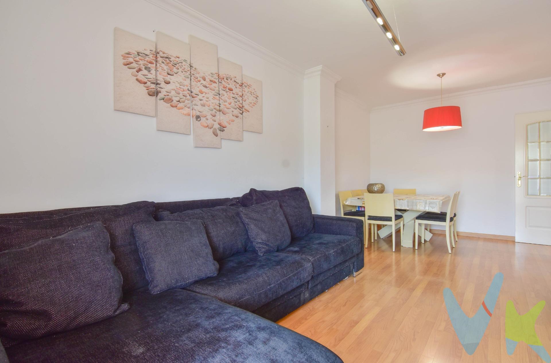 VIVIENDA DE VPO . ¿Buscas un hogar para vivir en Catarroja? Lo Tenemos. Con una ubicación y orientación privilegiadas. Un primer piso que consta de tres habitaciones, dos baños completos, cocina independiente con galería y dos balcones. La vivienda está ubicada cerca de colegios, supermercados y servicios. *Nota: Agencia Registrada con el Nº 1018 en el Registro Obligatorio de Agentes Inmobiliarios de la Comunitat Valenciana. Puede consultar en la web de la GVA. La oferta está sujeta a cambios de precio o retirada del mercado sin previo aviso. En el precio de venta no están incluidos el impuesto del ITP, gastos de Notaría, los honorarios de agencia y los gastos de financiación, si la hubiese. Este anuncio no es vinculante, puede contener errores, se muestra a titulo informativo y no contractual*. *Por mandato expreso del propietario, comercializamos este inmueble en exclusiva, lo que le garantiza el acceso a toda la información, a un servicio de calidad, un trato fácil, sencillo y sin interferencias de terceros. Por este motivo, se ruega no molestar al propietario, a los ocupantes de la propiedad o a los vecinos. Muchas gracias por su comprensión. Si usted es agente inmobiliario y tiene un cliente para este inmueble, llámenos: estaremos encantados de colaborar. *. *Nuestro departamento financiero puede conseguir tu financiación. ¡ Consúltanos! *.