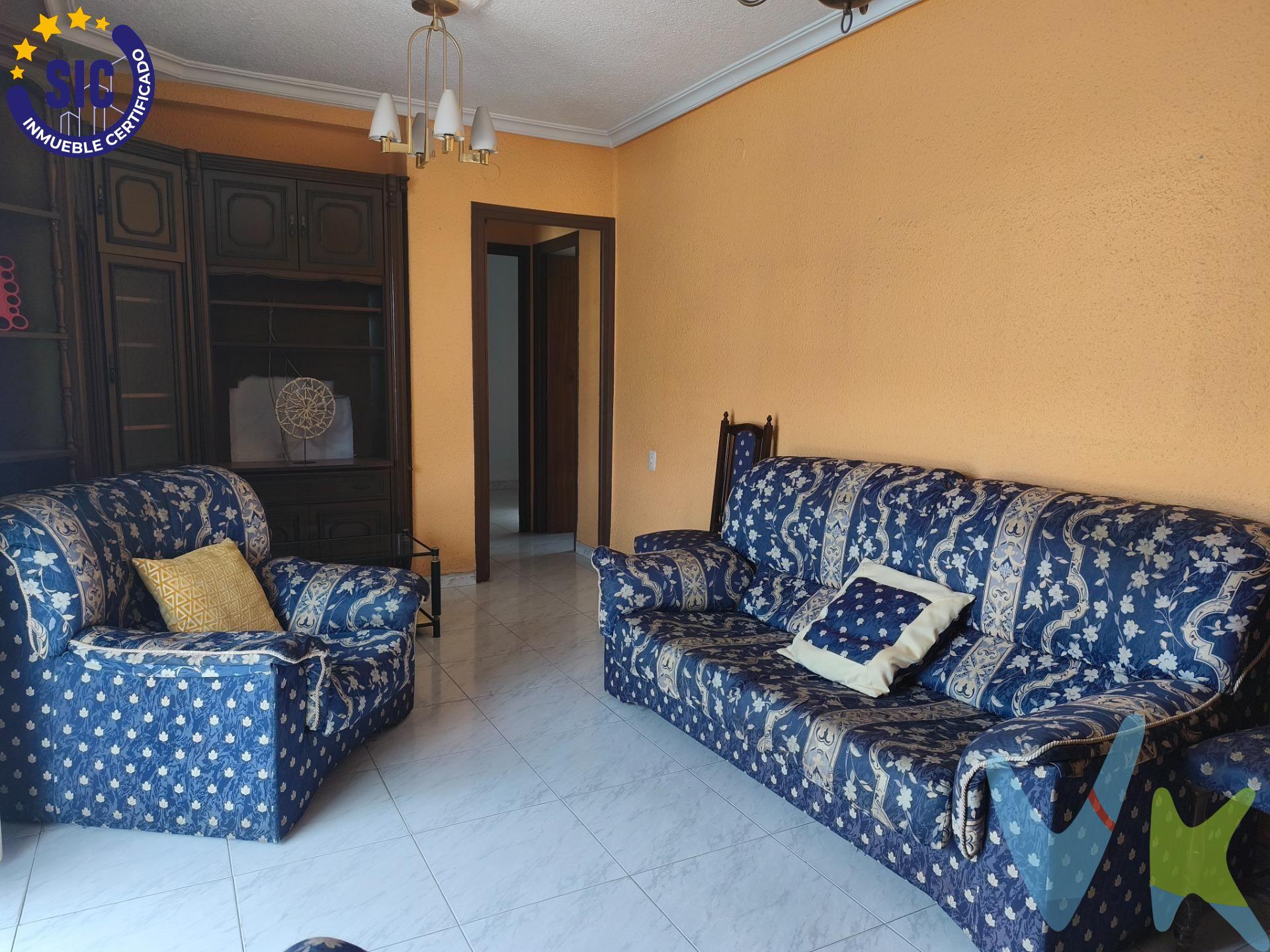 Hay pisos que encajan con tu vida desde el primer momento… y otros que, además, encajan con tus planes de futuro. Situada en la Avenida Almazora, esta vivienda es una opción fantástica tanto para quienes buscan un hogar amplio y bien comunicado como para inversores que quieran apostar por una propiedad con muchas posibilidades. Se encuentra en una sexta planta con ascensor y destaca por su luminosidad y sus vistas despejadas. Dispone de cuatro habitaciones de diferentes tamaños, entre ellas dos dormitorios dobles y dos individuales, perfectas para adaptarlas como dormitorios, despacho, vestidor o espacio de estudio. El salón es uno de sus grandes puntos fuertes: amplio, lleno de luz natural y con salida directa a una agradable terraza donde disfrutar del aire libre, desconectar al final del día o crear tu rincón favorito. La vivienda cuenta también con un baño completo con ducha y plaza de garaje incluida, un extra imprescindible para olvidarte de dar vueltas buscando aparcamiento. Todo ello en una zona consolidada, rodeada de comercios, supermercados, colegios, transporte público y todo tipo de servicios para hacer el día a día mucho más cómodo. Una vivienda con espacio para vivir, margen para personalizar y potencial para invertir. Ven a descubrirla antes de que alguien se adelante. LLAMANOS !!!!. 