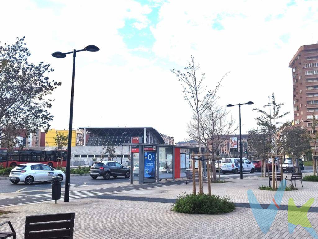 Haz realidad tu proyecto en este espectacular inmueble recién reformado, donde tu oficina y tu espacio personal se integran con un diseño moderno y funcional. Ubicado estratégicamente a solo unos pasos de la estación de metro del Cabañal, junto a Blasco Ibáñez y muy próximo a la vibrante zona marítima de la Malvarrosa.Totalmente acabado y listo para estrenar, este espacio ha sido diseñado para ofrecer la máxima versatilidad.Características Destacadas:Reforma Integral a Estrenar: Un espacio completamente nuevo con acabados de alta calidad y un diseño contemporáneo. Zona de Oficina Funcional: Un área de trabajo amplia y luminosa, perfecta para fomentar la productividad, recibir clientes o desarrollar tu negocio. Área de Descanso Independiente: Tu rincón privado. Un espacio acogedor y reservado para relajarte y desconectar   con total comodidad. Baño Completo de Diseño: Moderno, privado y con muy buen gusto. Su diseño polivalente es posible gracias a su condición de local, que te da la libertad de establecer tu negocio o despacho profesional, espacio perfecto para emprendedores y autónomos. No dejes pasar esta oportunidad.Las imágenes y características de la publicación son meramente orientativas y no vinculantes. ------------------------------------------------------------------------------------------------------------------------- Por mandato expreso del propietario, comercializamos este inmueble en exclusiva, lo que le garantiza el acceso a toda la información, a un servicio de calidad, un trato fácil, sencillo y sin interferencias de terceros. Por este motivo, se ruega no molestar al propietario, a los ocupantes de la propiedad o a los vecinos. Muchas gracias por su comprensión. Si usted es agente inmobiliario y tiene un cliente para este inmueble, llámenos: estaremos encantados de colaborar. Está disponible y a tu alcance, no esperes más y ven a visitarla