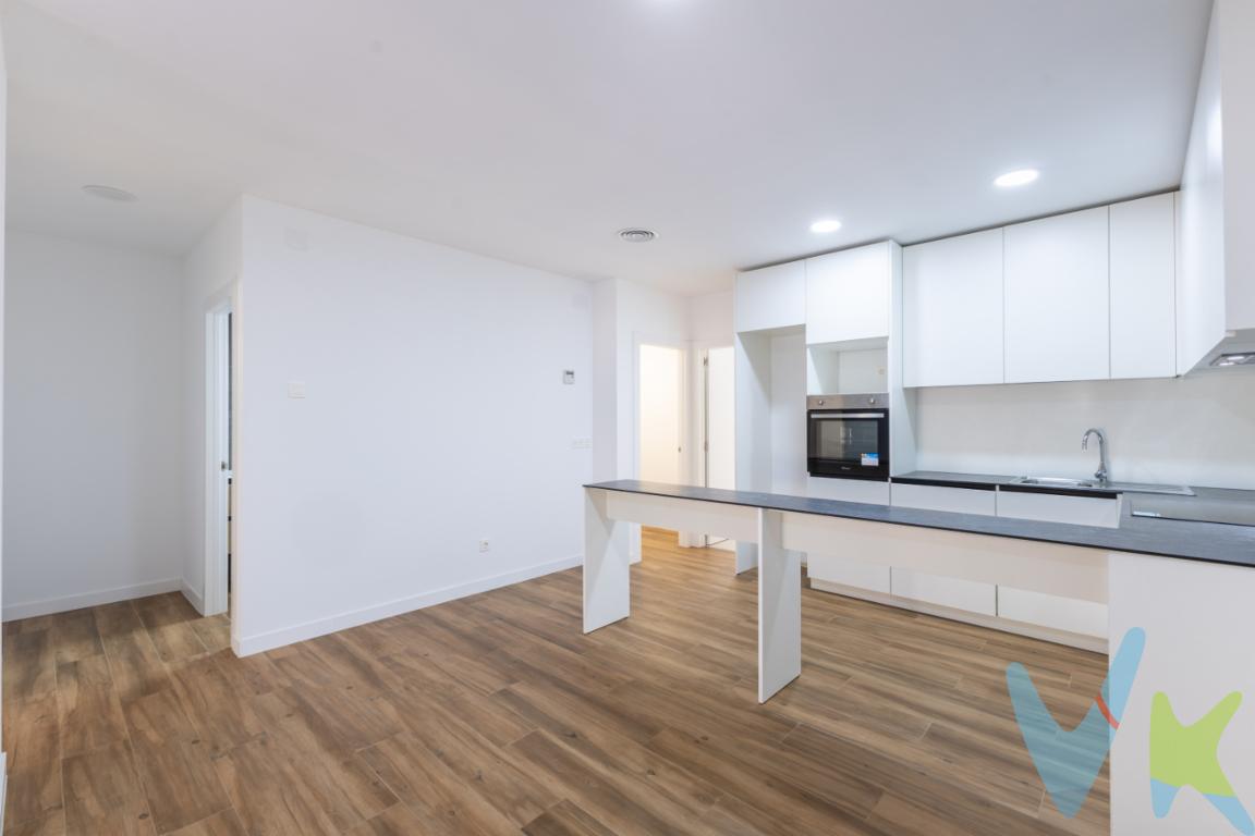 Descubre esta espectacular planta baja en venta en una de las mejores zonas de Puerto de Sagunto. Ideal para quienes buscan comodidad, estilo y calidad de vida, a tan solo unos minutos de la playa.Características destacadas:2 habitaciones amplias, con armarios empotrados2 baños completos, uno de ellos en suiteAire acondicionado por conductos en toda la viviendaZona de lavandería independienteVivienda totalmente reformada, lista para entrar a vivirUbicada en una zona tranquila y bien comunicada, cerca de todos los servicios: supermercados, colegios, transporte y zonas verdes.¡No dejes pasar esta oportunidad! Ideal como vivienda habitual o inversión.Como agencia inmobiliaria que representa a nuestros clientes vendedores, y en pro de garantizar sus intereses, compartimos la propiedad con otros agentes y agencias,   siempre con el buen hacer, la ética y profesionalidad de un buen agente inmobiliario.  