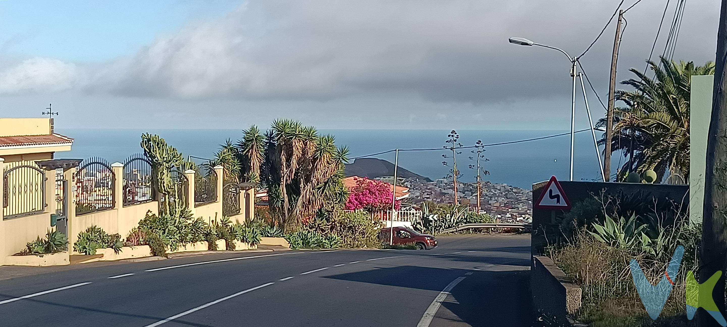 Oportunidad Única en El Sobradillo – Solar Urbanizable de 1.870 m². Presentamos un excepcional solar urbanizable en El Sobradillo, con una superficie de 1.870 metros cuadrados totalmente planos y aprovechables. Su ubicación estratégica junto a la carretera TF-272, con excelentes conexiones hacia el centro de El Sobradillo y sus alrededores, convierte a esta parcela en una opción ideal tanto para uso residencial como para proyectos de inversión. El terreno disfruta de vistas despejadas al mar y a las montañas, en un entorno tranquilo que garantiza calidad de vida y bienestar. La amplitud y versatilidad del solar permiten desarrollar varias viviendas o residencias familiares, adaptándose a sus necesidades y proyectos. ✔ Precio atractivo y negociable. ✔ Entorno natural y tranquilo. ✔ Excelente accesibilidad y comunicaciones. No deje pasar esta oportunidad única de invertir en un espacio donde se unen naturaleza, tranquilidad y potencial constructivo. Datos meramente informativos, sin valor contractual. Impuestos y gastos de transmisión no incluidos en el precio de venta.