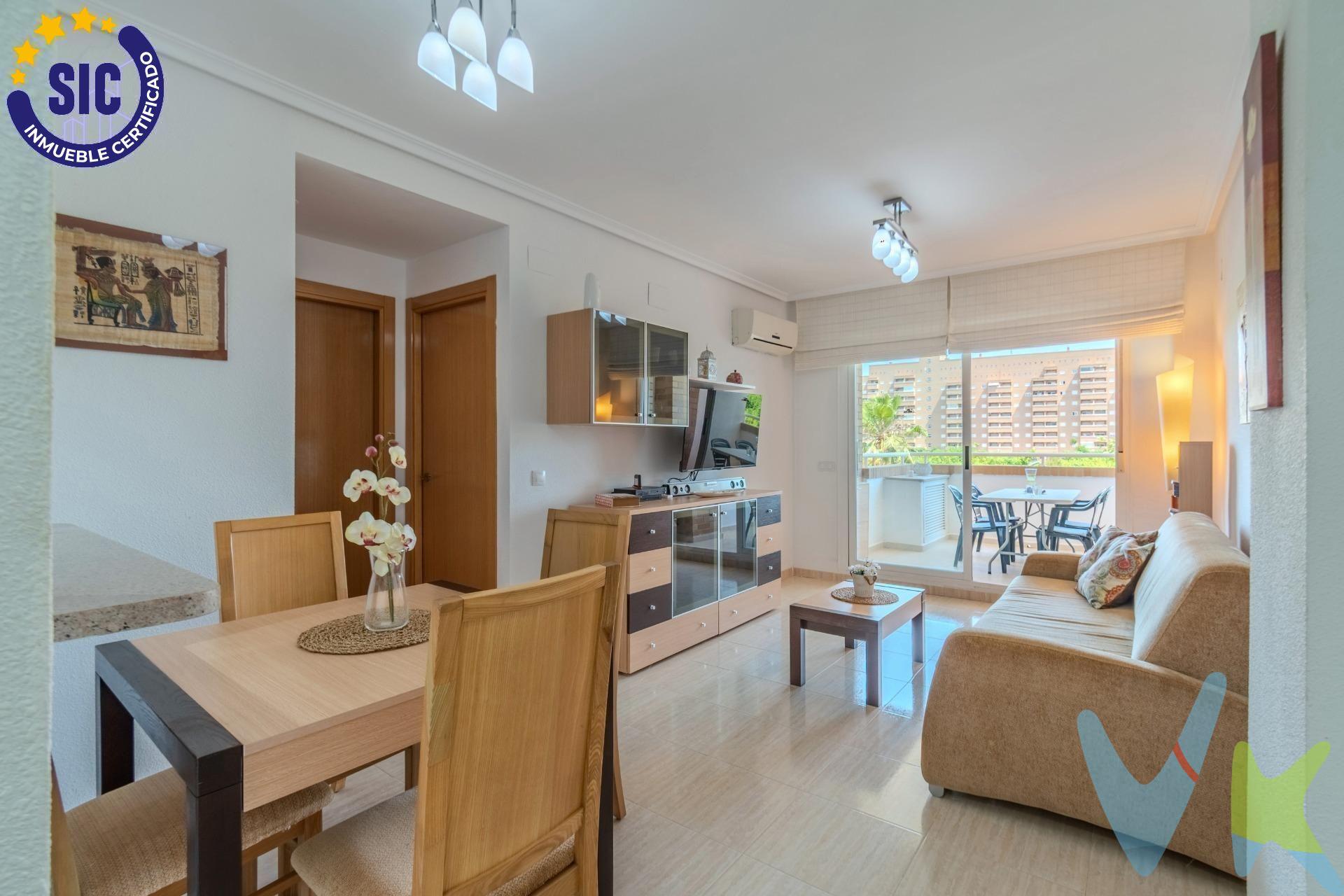 Descubre este encantador apartamento ubicado en Oropesa del Mar, Preciosa zona de Marina d' Or.  Perfecta para disfrutar al máximo con tu familia o amigos.  Cuenta con gran luz natural y  con dos cómodas habitaciones dobles y un baño completo, listo para entrar a vivir sin preocupaciones. Imagina despertar cada mañana saboreando el aire fresco marítimo desde tu terraza privada que te regala vistas despejadas. Lo mejor es su proximidad: ¡a tan solo unos pasos caminando hacia la playa! Además, podrás relajarte bajo el sol junto a la piscina comunitaria o preparar las mejores parrilladas gracias al área designada para barbacoa disponible. Una opción ideal no solo por sus características sino también porque incluye plaza de parking privada. Este apartamento se convertirá en tu hogar  perfecto donde crear recuerdos inolvidables.