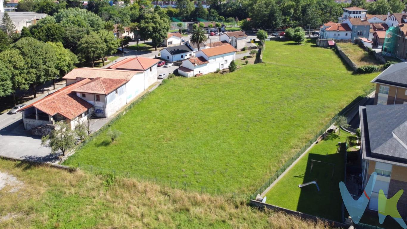  Nos complace presentar esta exclusiva finca ubicada en la pintoresca localidad de Reocín, en el Barrio de la Robleda una verdadera joya para aquellos que buscan un espacio amplio en un entorno natural privilegiado, junto al parque y casa de juntas de los Nueve Valles, la bolera y el Ayuntamiento del pueblo de San Miguel. Situada en una zona de fácil acceso y con excelentes comunicaciones, esta propiedad representa una magnífica inversión tanto para uso particular como para proyectos de mayor envergadura. Esta finca destaca por su extensa parcela que ofrece un sinfín de posibilidades para su uso. Ya sea que desee desarrollarla para construir su vivienda soñada o destinarla a otras actividades, el espacio disponible le permitirá llevar a cabo sus planes con total libertad. La amplitud de la parcela facilita la implementación de diversos proyectos, tanto personales como comerciales. La finca está equipada con un eficiente sistema de alcantarillado, garantizando así un servicio esencial para cualquier tipo de desarrollo que se desee realizar. Esta característica se convierte en una ventaja adicional, permitiendo una mayor comodidad y funcionalidad en el manejo del terreno. La disponibilidad de este servicio básico es fundamental y asegura el mejor aprovechamiento de la parcela. Una de las grandes ventajas de esta propiedad es su excelente comunicación con el resto de la región. La proximidad a la estación de tren facilita el acceso, tanto para visitas frecuentes como para desplazamientos regulares. Esta característica hace que la finca sea ideal no solo para residir, sino también para aquellos que necesiten mantener conexiones rápidas y eficientes con otras localidades. Además del tren, la finca cuenta con cercanía a diversas paradas de autobús, lo que garantiza una movilidad óptima para sus futuros propietarios. El acceso al transporte público resulta esencial, especialmente si se considera el desarrollo de cualquier proyecto que implique la afluencia de personas o la movilidad constante. Esta infraestructura de transporte en las inmediaciones asegura que las conexiones sean fluidas y accesibles. Ubicada en un entorno natural y tranquilo, esta finca ofrece un estilo de vida apacible y saludable, alejado del bullicio de las grandes urbes. La belleza paisajística de Reocín se convierte en el marco perfecto para disfrutar de la naturaleza, realizar actividades al aire libre y vivir en un ambiente sereno. El aire puro y las vistas despejadas contribuyen a una calidad de vida incomparable. Pese a su ubicación en una zona tranquila, la finca se encuentra cercana a diversos servicios y comercios, lo que facilita la vida diaria. Supermercados, farmacias y otros establecimientos esenciales están a una distancia conveniente, asegurando que no le falte nada. Esta combinación de privacidad y accesibilidad hace de esta finca una opción inmejorable. No deje pasar esta oportunidad única de adquirir una finca en una ubicación privilegiada como Reocín. Su amplitud, infraestructura y excelente comunicación prometen cumplir con todas sus expectativas. Le animamos a que visite esta propiedad y descubra todo lo que tiene para ofrecer. Contáctenos para concertar una cita y venga a conocer personalmente esta estupenda finca. Una visita le convencerá de las múltiples ventajas y posibilidades que brinda esta excepcional propiedad. 
