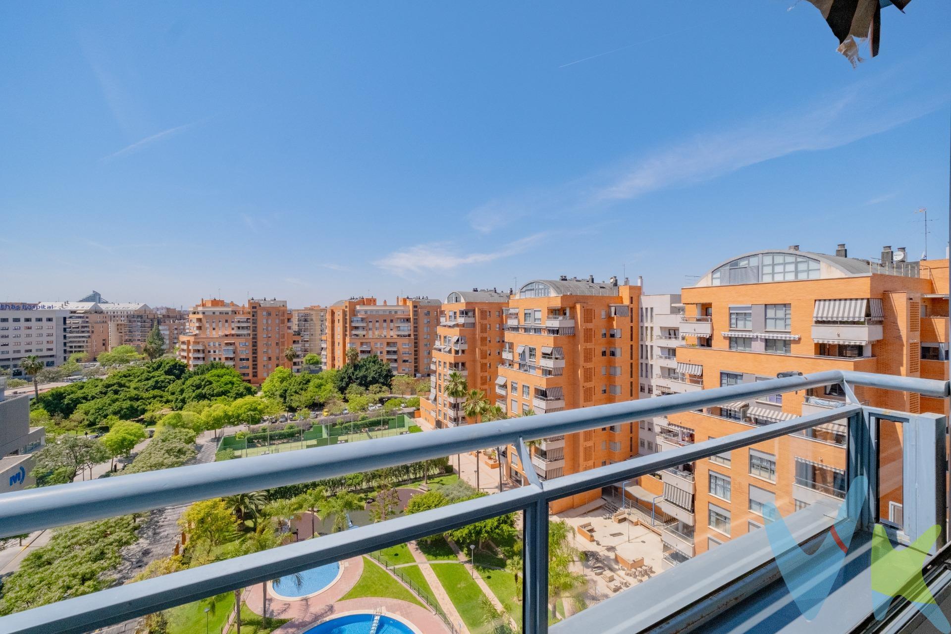  Mocadi Real Estate presenta: Donde la ciudad se rinde a tus pies. Donde la luz no entra, te pertenece. En el corazón de Campanar, en una de las urbanizaciones más exclusivas de Valencia, se eleva esta última planta dúplex que no se limita a ser una vivienda, es una declaración de estilo y de éxito. Distribuida en dos niveles perfectamente concebidos, la propiedad ofrece una experiencia residencial que equilibra elegancia, funcionalidad y privacidad. En la planta principal, el espacio se abre a un salón bañado por luz natural, una cocina de diseño que actúa como pieza central, un dormitorio con baño en suite, además de un práctico espacio de desahogo tipo trastero que aporta ese extra de orden imprescindible en una vivienda de este nivel y un aseo de cortesía. La planta superior está reservada al descanso más exclusivo, dos dormitorios , ambos con sus respectivos baños en suite, creando un ambiente íntimo, sofisticado y perfectamente independiente. Cada detalle ha sido ejecutado desde cero en una reforma integral que redefine el lujo contemporáneo. Materiales de alta gama, tecnología invisible y un diseño que fluye con naturalidad crean un espacio donde todo encaja… y nada sobra. La luz es protagonista absoluta. Las ventanas de techo Velux motorizadas, con sensor de lluvia, mosquiteras y sistemas blackout, transforman cada estancia en un escenario dinámico a lo largo del día. El aislamiento acústico de alto rendimiento aporta una calma envolvente, difícil de encontrar en la ciudad. La cocina se articula sobre superficies de porcelánico continuo y piezas exclusivas de Neolith y Silestone, elevando cada rincón a una experiencia sensorial. Equipada con electrodomésticos de alta gama de Pando y Siemens, y como extra, dispone de descalcificador. La cocina no es solo funcional, es un espacio diseñado para disfrutar, compartir y vivir. Los baños, con sanitarios italianos NIK y mobiliario de diseño Naxani, transmiten el carácter de una vivienda exclusiva, donde la iluminación Arkos y los detalles en LED generan un ambiente elegante, cálido y cuidado al milímetro. El confort es total, climatización central LG en toda la vivienda, descalcificador de gran capacidad, carpinterías de seguridad, conexión de datos por cable en todas las estancias… todo pensado para una vida sin fricciones. La propiedad incluye una plaza de garaje,  para quienes valoran la comodidad sin límites. Y una segunda plaza opciónal a consultar con tu asesor. Y más allá del interior, una urbanización que responde al mismo nivel de exigencia: seguridad 24 horas, piscinas, club social, pistas de tenis y pádel, zonas verdes, espacios para pasear, hacer deporte o simplemente desconectar. Pero lo que realmente diferencia esta propiedad, SON SUS IMPRESIONANTES VISTAS !!. Una panorámica abierta, limpia, infinita. Un horizonte que cambia cada día y que convierte cada amanecer y cada noche en algo propio. Porque hay viviendas que se visitan… y otras que, sencillamente, están destinadas a encontrarte. Porque hay lugares que no necesitan explicarse… solo estar a la altura de quien los elige. La descripción y los datos del presente inmueble tienen carácter meramente informativo y en ningún caso contractual. En el precio de la vivienda no están incluidos los honorarios de agencia, gastos de compraventa y/o financiación. Por mandato expreso del propietario, comercializamos este inmueble en exclusiva compartida, lo que garantiza un servicio de calidad, un trato fácil y personalizado, una gran difusión en nuestras redes compartidas y sin interferencias de terceros. Por este motivo se ruega no molestar al propietario, a los ocupantes de la propiedad, a los vecinos o conserjes del edificio si los hubiera. Si eres una agencia, llámanos colaboraremos contigo.