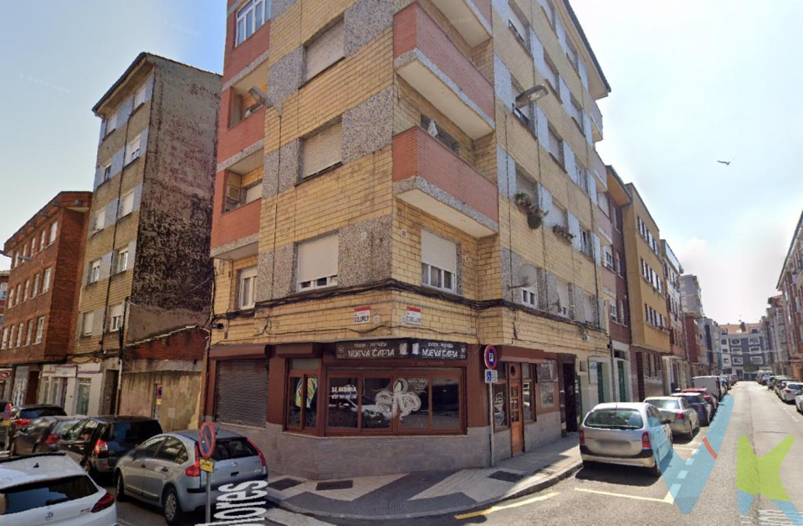  ¡Excelente oportunidad de inversión en el  barrio del Llano de Gijón! Presentamos este  local comercial en venta, ofreciendo una  superficie construida de 81.92 metros cuadrados. Ubicado en una zona en constante crecimiento y desarrollo, este espacio garantiza una gran visibilidad y fácil acceso.El local esta ubicado en un edificio Construido en el año 1970, y actualmente esta  funcionado como establecimiento hostelero y cumpliendo con toda la normativa vigente para este tipo de negocio.  El entorno del Llano se caracteriza por una atmósfera dinámica y amigable, asegurando un flujo constante de peatones. Además, su ubicación estratégica está fantásticamente conectada mediante transporte público, con paradas de autobús a pocos metros, facilitando la llegada de clientes y empleados.El espacio, amplio y diáfano, con Techos altos y grandes ventanales que permiten una maravillosa entrada de luz natural enriquecen el ambiente, creando un entorno de trabajo agradable y productivo. Contamos también conque el local tiene muy buena visibilidad al hacer esquina con la calle consolación y la calle Dolores, permitiéndote maximizar el potencial de este inmueble.El local esta actualmente alquilado renovándose anualmente y  con finalización máxima del mismo a 31 de Agosto de 2030.La zona deL Llano es conocida por su sólida infraestructura y su creciente demanda inmobiliaria, lo que promete una inversión segura y con valor. Quienes buscan capitalizar en un negocio propio o diversificar su cartera encontrarán esta opción sumamente atractiva. Nuestro equipo está disponible para resolver cualquier pregunta y guiarte en el proceso de adquisición,  En el precio no está incluido el Impuesto de Transmisiones Patrimoniales, ni los Gastos de Notaría y Registro. 