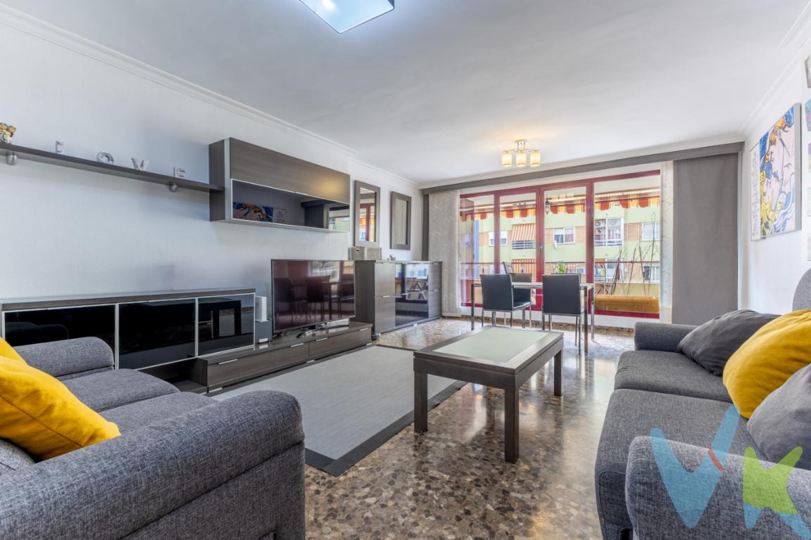 Piso en venta en La Forja  Puerto de Sagunto.Presentamos en exclusiva esta magnífica vivienda ubicada en el residencial La Forja, una de las zonas más demandadas y mejor valoradas de Puerto de Sagunto, por su tranquilidad, comodidad y proximidad a todo tipo de servicios.Se trata de un piso amplio, luminoso y con todas las comodidades necesarias para entrar a vivir y disfrutar desde el primer día.Con 112 m² construidos y 101 m² útiles, este hogar está pensado para ofrecer la máxima funcionalidad y confort.Dispone de un salón-comedor espacioso y lleno de luz natural, con acceso directo a un balcón orientado al Este, ideal para relajarse, disfrutar de las vistas despejadas y aprovechar la claridad que ofrece esta orientación durante gran parte del día.La cocina es independiente, de buen tamaño y cuenta con un práctico sistema de ósmosis, además de una galería anexa que aporta más comodidad al día a día.La zona de descanso se compone de tres dormitorios con armarios empotrados, perfectos para aprovechar al máximo el espacio de almacenamiento, y dos baños completos, uno de ellos integrado en la habitación principal.Todo el piso se encuentra en perfecto estado, cuidado al detalle y se vende amueblado, lo que facilita que sus nuevos propietarios puedan instalarse sin necesidad de reformas.El inmueble está dotado de aire acondicionado por conductos, lo que garantiza un clima agradable en todas las estancias durante todo el año, además de contar con ascensor en la finca y una plaza de garaje incluida en el precio, una gran ventaja para el día a día.El residencial La Forja ofrece también zonas comunes que marcan la diferencia y lo convierten en un lugar ideal para familias: una piscina comunitaria perfecta para refrescarse en verano, junto con una zona infantil segura y bien cuidada, donde los más pequeños pueden jugar al aire libre.Todo ello en un entorno agradable y con vecinos que valoran la buena convivencia.La ubicación es otro de los grandes puntos fuertes de esta vivienda.Situada en un barrio consolidado, dispone de colegios, institutos, supermercados, farmacias, centro de salud, comercios y zonas verdes a pocos minutos a pie.Asimismo, cuenta con excelentes conexiones tanto al centro urbano de Puerto de Sagunto como a su amplia playa, una de las más conocidas y visitadas de la Comunidad Valenciana.También dispone de accesos rápidos a las principales vías de comunicación con Valencia capital, lo que lo convierte en una opción perfecta tanto para residir todo el año como para segunda residencia.El piso cuenta con el certificado energético en trámite y reúne todas las características necesarias para convertirse en un hogar cómodo, funcional y con un entorno privilegiado.En definitiva, se trata de una vivienda que combina amplitud, luminosidad, buenas calidades y zonas comunes pensadas para disfrutar en familia.Una oportunidad única en La Forja, lista para entrar a vivir y disfrutar.REF: 4633.
