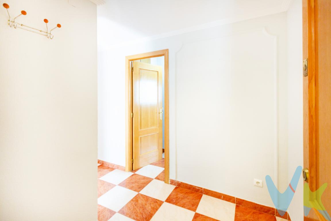  Presentamos una excelente oportunidad para adquirir un piso excepcional en la encantadora localidad de Albal. Este inmueble en venta se sitúa en la quinta planta de un edificio construido en 1999, que cuenta con todas las comodidades necesarias para garantizar una vida confortable. Destaca su generosa superficie construida de 115 metros cuadrados, de los cuales 86.45 metros son útiles, proporcionando un espacio ideal para el disfrute del día a día.Uno de los principales atractivos de esta propiedad es su distribución inteligente, que alberga tres habitaciones amplias y luminosas con armarios empotrados cada una de ellas, perfectas para crear un ambiente acogedor y personal para cada miembro de la familia. Además, de contar con 2 baños completos un lavadero y una cocina ofice con salon comedor muy amplio y luminoso.La comodidad se extiende también a sus características comunitarias. El edificio está dotado de un ascensor, asegurando un fácil acceso a la vivienda, especialmente en la situación diaria de carga y descarga. Asimismo, incluye un práctico y amplio trastero de 5,04 mt cuadrados, proporcionando espacio adicional de almacenaje que siempre resulta útil para los objetos no de uso diario.La ubicación del piso es sencillamente perfecta. Situado en una de las zonas mas demandadas de Albal, se beneficia de un excelente acceso a las redes de transporte público, con estaciones de tren y paradas de autobús a escasa distancia que consta de varias lineas que te hace poder conectar en todas direcciones. Esta conectividad garantiza una movilidad cómoda tanto hacia el centro de la ciudad como hacia otras áreas de interés, facilitando el transporte para residentes sin importar la dirección a la que se dirijan.Este inmueble es una verdadera joya para quienes valoran la vida urbana con toques de tranquilidad, al estar inmerso en un entorno que conjuga a la perfección el bullicio de las áreas metropolitanas y la serenidad de una localidad bien establecida. Entre sus numerosas ventajas, el barrio ofrece servicios completos a sus residentes, desde zonas comerciales y supermercados hasta centros educativos y de salud, cubriendo todas las necesidades cotidianas sin necesidad de largos desplazamientos.Solo se necesita recorrer las fotografías del anuncio para visualizarse disfrutando de la magnífica distribución del salón, sus dormitorios cómodos y la funcionalidad de la cocina totalmente equipada. Además, el piso cuenta con un diseño astuto que maximiza cada rincón, convirtiéndolo en un hogar cálido y acogedor, ideal tanto para familias como para quienes desean iniciar una nueva etapa en un entorno dinámico y con todas las facilidades.En resumen, esta propiedad en Albal representa una oportunidad extraordinaria para quienes buscan un hogar en el que simplemente deben llevar sus pertenencias para comenzar a disfrutar. La suma de sus características, su ubicación incomparable y su excelente estado de conservación hacen de este piso una inversión segura y atractiva. No deje pasar la oportunidad de visitarlo y comprobar por sí mismo todo lo que tiene para ofrecer. Concertar una cita es el primer paso hacia su nuevo hogar.________________ La comercialización del presente inmueble se realiza en régimen de exclusiva, garantizando a la propiedad una gestión profesional, coordinada y sin interferencias externas. Trabajamos bajo el modelo de exclusiva compartida, colaborando activamente con otras agencias y profesionales que representen a posibles compradores o arrendatarios, con el objetivo de maximizar la difusión y las oportunidades de cierre.Por respeto a la propiedad y a sus ocupantes, se ruega no molestar directamente a propietarios o inquilinos. Para cualquier información adicional, concertar visita o plantear colaboración profesional, deberán dirigirse exclusivamente a nuestra oficina.La información contenida en este anuncio (incluyendo superficies, distribución, características, imágenes, planos y precios) tiene carácter meramente informativo y orientativo, no contractual, pudiendo estar sujeta a modificaciones, errores u omisiones sin previo aviso. Las superficies indicadas son aproximadas y no tienen carácter vinculante.El precio publicado no incluye impuestos ni gastos derivados de la operación (ITP, IVA, AJD, notaría, registro, gestoría u otros que legalmente correspondan).En caso de compraventa, los honorarios de intermediación inmobiliaria no están incluidos en el precio y serán satisfechos por la parte compradora de forma independiente, salvo pacto distinto.En caso de arrendamiento, la renta indicada no incluye suministros ni otros gastos repercutibles salvo indicación expresa en el anuncio. Las condiciones económicas y jurídicas definitivas se establecerán en el correspondiente contrato conforme a la normativa vigente. Los honorarios profesionales se aplicarán conforme a la legislación en vigor en el momento de la formalización del contrato.La propiedad podrá ser retirada del mercado o modificada en sus condiciones sin previo aviso, estando la oferta sujeta a disponibilidad.  