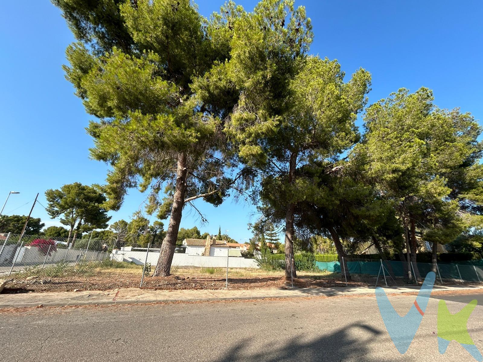 ¡OPORTUNIDAD ÚNICA DE PARCELA URBANA ESQUINERA EN LA ELIANA!. . SE VENDE una EXCLUSIVA PARCELA ESQUINERA, de 1063 metros cuadradosen la zona de Montepilar de La Eliana, ideal para uso residencial. Este terreno urbano ofrece una EXCELENTE OPORTUNIDAD para construir la casa de tus sueños en una de las zonas más deseadas de la Comunidad Valenciana. Se encuentra en una UBICACIÓN PRIVILEGIADA: La Eliana es conocida por su ambiente TRANQUILO Y RESIDENCIAL, con una gran cantidad de zonas verdes y parques. Es un lugar perfecto para familias y aquellos que buscan un estilo de vida relajado pero con todas las comodidades cerca. SERVICIOS DE PRIMERA: La Eliana cuenta con una amplia gama de servicios, incluyendo COLEGIOS, CENTROS DE SALUD, SUPERMERCADOS, y una variada oferta gastronómica. ACTIVIDADES AL AIRE LIBRE: La zona ofrece numerosas actividades al aire libre, como SENDERISMO, CICLISMO, en las cercanías. .  El terreno se encuentra a aproximadamente 1.5 kilómetros del centro de La Eliana, lo que equivale a unos 5 MINUTOS EN COCHE o 20 MINUTOS A PIE. La estación de metro más cercana es L’Eliana, situada a unos 2 kilómetros del terreno, lo que equivale a unos 7 MINUTOS EN COCHE o 25 MINUTOS A PIE. La distancia hasta el centro de Valencia es de aproximadamente 15 kilómetros, lo que se traduce en unos 20-25 MINUTOS EN COCHE. ¡NO PIERDAS ESTA OPORTUNIDAD! Este terreno es una EXCELENTE INVERSIÓN para aquellos que buscan construir una vivienda en una zona tranquila pero bien conectada con la ciudad de Valencia. IMAGINA vivir en un lugar donde puedes disfrutar de la PAZ Y TRANQUILIDAD de La Eliana, mientras tienes FÁCIL ACCESO a todas las comodidades y a la vibrante ciudad de Valencia. ¡HAZ TU SUEÑO REALIDAD! No dejes pasar esta oportunidad única de adquirir un terreno en una de las mejores zonas residenciales. CONTACTA YA para más información y para programar una visita. Nuestro equipo humano está orientado a obtener la satisfacción plena de los clientes con diligencia y eficacia, dando un servicio individualizado, asesoramiento personalizado y búsqueda de financiación. Visita nuestra web para ver nuestra cartera completa de viviendas. Si tienes alguna duda o consulta, o si estás buscando algo específico, no dudes en contactarnos. ¡Estaremos encantados de atenderte!. La descripción y los datos del presente inmueble tienen carácter meramente informativo y en ningún caso contractual. Los honorarios de agencia, gastos de compraventa y/o financiación no están incluidos en el precio de la vivienda. Por mandato expreso del propietario, comercializamos este inmueble en exclusiva compartida, lo que garantiza un servicio de calidad, un trato fácil y personalizado, una gran difusión en nuestras redes compartidas y sin interferencias de terceros. Por este motivo, se ruega no molestar al propietario, a los ocupantes de la propiedad, a los vecinos o conserjes del edificio si los hubiera. Si eres una agencia, llámanos; colaboraremos contigo. Muchas gracias.