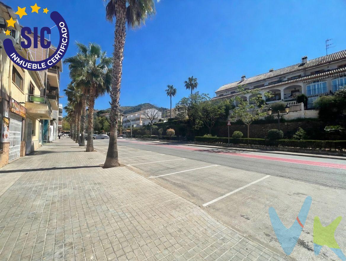 Se vende excelente parcela urbana de 110 m2 de superficie gráfica, situada en la Calle Valencia, en el municipio de Náquera (Valencia). Este terreno está clasificado como URBANO y tiene como uso principal: suelo sin edificar, lo que representa un lienzo en blanco para un proyecto residencial a medida. La propiedad se encuentra en una ubicación consolidada, integrada en la trama urbana y con acceso directo a todos los servicios municipales necesarios. Potencial Urbanístico (Normativa U.E-2). El terreno cumple con los requisitos de la normativa local para ser considerado un solar edificable:. Superficie mínima: Con sus 110 m2, supera ampliamente la superficie mínima exigida en la zona, fijada en 50 m2. Geometría y Fachada: Cumple con la longitud mínima de fachada de 5 metros y permite inscribir el rectángulo reglamentario de 4×6 metros exigido por norma. Alturas permitidas: Según el plano de alineaciones, la normativa permite construcciones de II, III o hasta IV plantas , con alturas de cornisa que van desde los 6,50 m hasta los 12,50 m. Posibilidad de Ático: En las zonas autorizadas, se puede proyectar una planta de ático adicional con un retranqueo de 3 metros respecto a la fachada. Distribución: La normativa permite el diseño de patios interiores de ventilación con una superficie mínima de 9 m2 y balcones con vuelo permitido según el ancho de la calle. Infraestructura y Servicios. La parcela está lista para edificar, ya que la vía cuenta con todos los servicios básicos:. Calzada pavimentada y aceras. Suministro de agua y red de desagües. Alumbrado público. Ubicación. Este solar ofrece la tranquilidad de un entorno residencial con la ventaja de estar perfectamente conectado dentro del núcleo urbano de la población. Nota técnica: Información basada en la normativa urbanística aplicable a la zona de la Calle Valencia y en los datos gráficos oficiales del inmueble. Contacta con nosotros hoy mismo para recibir más información o coordinar una visita personalizada. VENTA:. PVP 71.000€. Gastos e impuestos no incluidos en el precio. La compra conlleva impuestos y gastos de formalización para el comprador. A título orientativo se informa que en segundas transmisiones el ITP con carácter general en Valencia es del 9%, pudiendo existir otros tipos impositivos atendiendo a las circunstancias personales del comprador u otras circunstancias previstas legalmente. Base imponible del impuesto el mayor valor entre el precio de compraventa, la tasación o el valor de referencia catastral. En cuanto a los gastos de notaría y registro, en su caso, suelen oscilar aprox. entre 1,5% y 2,5% (aranceles variables según precio, n.º de copias y complejidad). El comprador elige notario. Si el comprador precisase de hipoteca: tasación, condiciones y costes bancarios serán según entidad elegida por el comprador, así como los gastos de gestoría, y cualesquiera otros gastos inherentes a la formalización de la compraventa que legalmente correspondan a la parte compradora, salvo pacto expreso en contrario con el vendedor. El consumidor tiene, conforme a la normativa vigente, a su disposición información y documentación adicional relativa al inmueble y condiciones de la compraventa, que podrá ser consultada en C/Joaquín Costa 4, bajo 46005 Valencia o urbe2@remax.es. Honorarios de mediación inmobiliaria a cargo del COMPRADOR: (3.000€ del precio final de venta más IVA (21%), salvo otro pacto.); y de VENDEDOR (según acuerdo con el mismo). Se informa al consumidor que la agencia actúa como intermediaria inmobiliaria en la operación, estando cualquier eventual compraventa y sus condiciones sujeta a la aceptación expresa del propietario-vendedor y a la posterior formalización del correspondiente contrato.