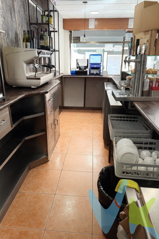 ¡Gran oportunidad en plena calle principal de Riosa!Se alquila local de 74 m² con terraza, perfecto para abrir o continuar una cafetería/bar en activo. Ubicado en la zona más transitada del municipio y rodeado de viviendas, es un punto estratégico con muy pocos negocios alrededor y una demanda creciente gracias al aumento de población en la zona.Actualmente, el local se encuentra alquilado por 300 EUR mensuales hasta el 3 de abril de 2029, lo que supone una rentabilidad inmediata y garantizada desde el primer día.El local destaca por su amplia fachada, excelente visibilidad y una terraza exterior ideal para crear un ambiente acogedor. Su distribución permite aprovechar cada metro para generar un espacio funcional, cómodo y atractivo para tus clientes.Ideal para quienes busquen un negocio con proyección, en un entorno en expansión y con un gran potencial de rentabilidad. Ubicación, visibilidad y crecimiento: el combo perfecto para invertir con éxito.¡No dejes pasar esta ocasión única! Solicita más información o agenda una visita, ¿te lo vas a perder?