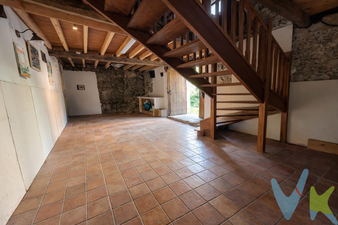 Casa de pueblo situada en San Miguel de Aras, en un entorno natural privilegiado, con vistas abiertas y gran tranquilidad. Vivienda de construcción tradicional en piedra, actualmente en proceso de reforma, pendiente de remates finales.Dispone de tejado nuevo y fachada rehabilitada, así como instalaciones de electricidad y fontanería ya ejecutadas, lo que reduce notablemente la inversión pendiente.Distribución:Oportunidad interesante para quienes buscan una casa rural con obra avanzada y margen de personalización.Bajo cubierta: espacio diáfano de unos 50 m², con placa de hormigón, listo para habilitar. Dispone de baldosas para su colocación.Primera planta: suelo de madera colocado, tres habitaciones con divisiones ejecutadas y baño preparado para terminar.Planta baja: suelo de baldosa colocado, cocina y baño casi terminados, cocina abierta al salón-comedor aportando amplitud y luminosidad.Fosa séptica: realizada.Piscina: ya  está realizada la excavación del vaso. Se puede construir edificación complementaria de 60 m2 de planta, más bajocubierta y sótano , ideal si quieres tener una casa de invitados o hacer un txoco. Impuestos, gastos notariales y registrales NO INCLUIDOS