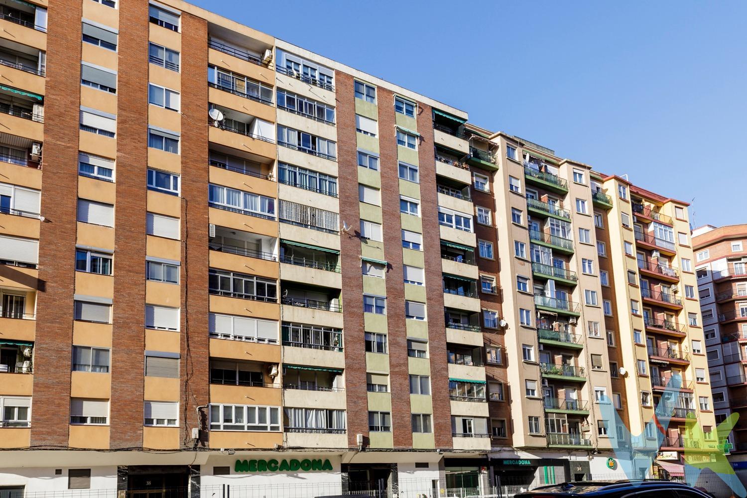 Amplio y luminoso piso en Avenida Navarra, octava planta con terraza y vistas. Se vende piso muy luminoso en la misma Avenida Navarra, en una octava planta que garantiza luz natural durante todo el día. La vivienda se distribuye en un amplio salón con salida a una terraza con vistas despejadas a la avenida, dos dormitorios dobles, dos dormitorios individuales, cocina independiente y dos baños completos. Dispone de calefacción central con contador individual y agua caliente por termo. Ubicación inmejorable, muy bien comunicado y cercano a la estación de tren y autobuses. En la zona encontrarás todos los servicios necesarios para el día a día, con un supermercado justo debajo de la finca. Una opción ideal tanto para familias como para quienes buscan amplitud y buena localización. Llámenos para ampliar información y solicitar una visita. El precio indicado no incluye impuestos, gastos de notaría, registro y honorarios de intermediación.