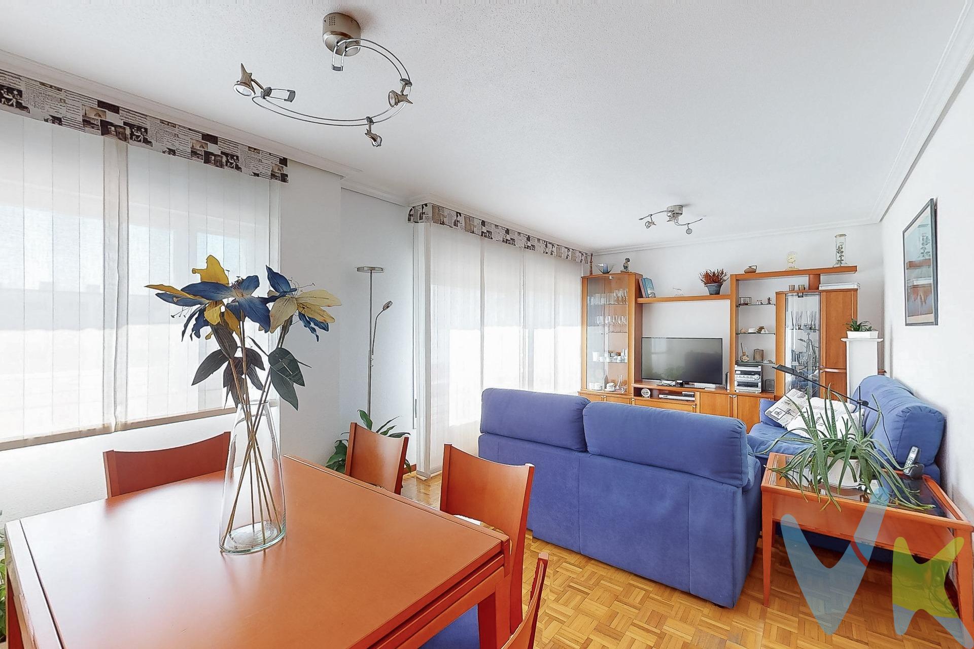 ¡En Venta! magnífico piso muy luminoso 2ª altura sin ascensor, tiene una superficie de 90 m2 útiles situado en la Urbanización Zizur, concretamente en la zona de la Tablada. Se trata de una Urbanización completamente cerrada que cuenta con jardín comunitario en el que encontramos un estupendo parque donde poder disfrutar con tus hijos. La vivienda se compone de: cocina independiente completamente equipada de 10,60 m2, junto a salón de 22,40 m2 y despensa-tendedero de 2.20 m2, dormitorio principal de 13,10 m2 con baño propio, otros dos dormitorios  de 10,30 m2 y 13,10 m2 y otro baño común (bañera). En el semisótano del edificio tiene una plaza de garaje muy amplia de 30 m2  y un trastero de 4 m2. Se vende completamente amueblado. No dispone de ascensor. Si lo que estás buscando es una vivienda moderna, con zona comunitaria, junto a todos los servicios que necesitas y al alcance de tu mano, ¡esta es la tuya!, llámanos y te la enseñaremos encantados. (Los datos y superficies publicados en este anuncio son aproximados y meramente informativos, sin valor contractual. EPVP no incluye impuestos ni gastos de transmisión)