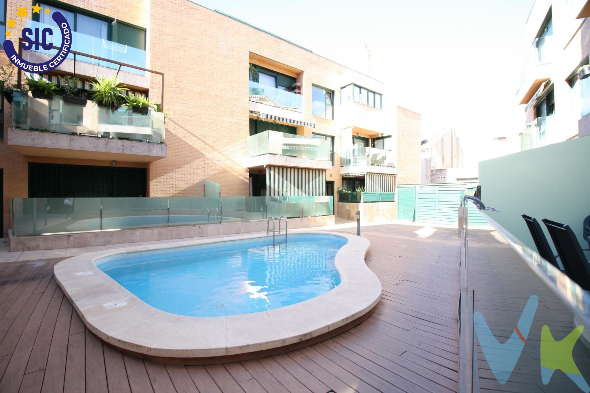 Ático dúplex con terraza privada en Cheste: luz, amplitud y tranquilidad a un paso de Valencia. Si buscas un hogar con espacio exterior, buena distribución y en un entorno tranquilo, este ático dúplex puede ser justo lo que necesitas. Ubicado en un residencial con piscina comunitaria, ascensor y garaje, esta vivienda destaca por su luminosidad y su práctica distribución en dos plantas:. En la planta principal encontrarás un acogedor salón-comedor con mucha luz natural, cocina independiente con galería y dos dormitorios. En la planta superior, una amplia buhardilla con múltiples posibilidades: dormitorio principal, zona de trabajo, sala de ocio… con acceso directo a una agradable terraza privada donde desconectar, tomar el sol o disfrutar con familia y amigos. La vivienda cuenta además con preinstalación de aire acondicionado por conductos, lo que facilita adaptar el confort a tu gusto. Situada en una zona tranquila de Cheste, con colegios y servicios cercanos, y buena conexión con Valencia, es ideal tanto como vivienda habitual como para quienes buscan más calidad de vida sin renunciar a la cercanía de la ciudad. Los datos e información contenida en este anuncio no son vinculantes sino meramente informativos, la oferta está sujeta a cambios de precio, textos, fotos o cualquier otro contenido inesperado, la inmobiliaria se reserva el poder de modificarlo en cualquier momento. La venta de esta vivienda se gestiona mediante contrato de EXCLUSIVA COMPARTIDA por lo que se trabaja con más de 150 Inmobiliarias. Los gastos de la venta tales como notaría, registro y honorarios no están incluidos en el precio. . . . 