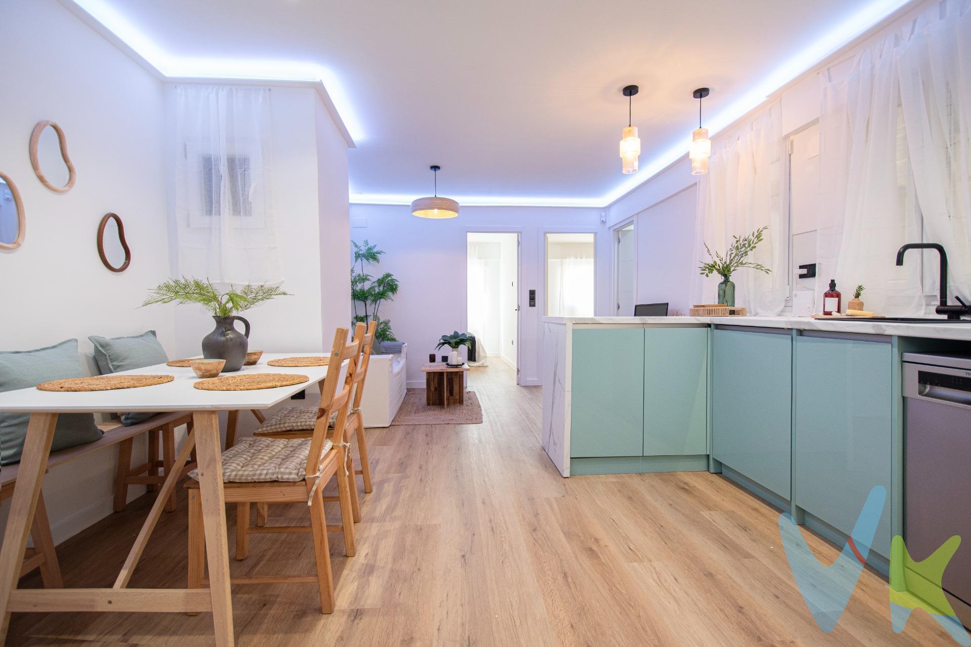 Se vende piso en la calle Conchita Piquer nº 5, en una finca con ascensor, ubicado en una zona muy cómoda para vivir, con todos los servicios cerca y excelentes conexiones con el resto de la ciudad. La vivienda ha sido reformada de manera integral en 2026, renovando completamente fontanería, electricidad, suelos, carpintería y acabados, por lo que todo está nuevo y pensado para ofrecer confort, estilo y tranquilidad durante muchos años. El piso cuenta con una distribución muy práctica y actual, con dos habitaciones, ambas con armarios empotrados. El dormitorio principal dispone de baño en suite, lo que aporta un extra de privacidad y comodidad en el día a día. Además, la vivienda cuenta con un segundo baño completo, perfecto tanto para la otra habitación como para invitados. La zona principal de la casa es un espacio abierto y muy agradable, con salón-comedor y cocina integrada, una distribución moderna que hace que la vivienda resulte más amplia, luminosa y social. Todo el espacio de cocina y salón incorpora iluminación LED perimetral en el techo, lo que permite crear diferentes ambientes según el momento del día, desde una luz más cálida y relajada hasta una iluminación más intensa y funcional, aportando un toque muy actual y elegante. La cocina se entrega completamente equipada con electrodomésticos nuevos, todos incluidos, por lo que no tendrás que preocuparte por nada más que traer tus cosas y empezar a disfrutar de tu nuevo hogar. La ubicación es otro de sus grandes puntos fuertes, ya que se encuentra en una zona consolidada de Valencia con metro, autobuses, supermercados como Mercadona y Consum, comercios, farmacias y todo lo necesario para el día a día a pocos minutos andando. Además, la cercanía al antiguo cauce del río Turia permite disfrutar de uno de los mayores espacios verdes de la ciudad, ideal para salir a correr, pasear, ir en bici o simplemente desconectar al aire libre. El centro de Valencia se encuentra a unos 10 o 15 minutos en transporte público, lo que hace que la vivienda sea muy cómoda tanto para vivir como para moverse por la ciudad sin necesidad de coche. En conjunto, se trata de una vivienda con una reforma integral reciente, acabados actuales y un diseño pensado para aprovechar al máximo el espacio y la luz, ubicada en una zona práctica, bien comunicada y con mucho ambiente. Una casa perfecta para quienes buscan algo moderno, sin reformas y con todo listo para empezar una nueva etapa desde el primer día. 🏡✨. La vivienda cuenta con 63 m2 según catastro, 49,78 m2 según nota simple y 50 m2 según planos. Aunque la vivienda se ve tal y como aparece en las fotos, el mobiliario y los elementos decorativos no están incluidos en la venta. Impuestos y gastos de compraventa no incluidos. Una vivienda así merece verse en directo. Estaremos encantados de enseñártela.