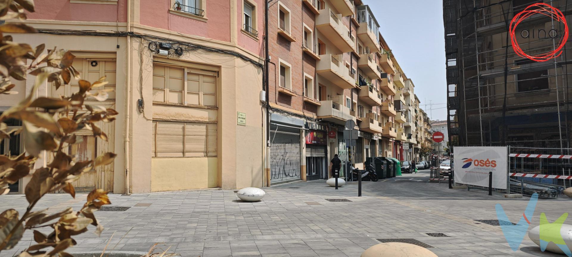 Gran local comercial junto al Centro. En zona alta de Milagrosa, junto a Avenida de Zaragoza,  a un paso del ascensor que conecta con Abejeras-Iturrama, de  Plaza de los Fueros.  Zona con mucho movimiento y comercios cercanos, con buen acceso desde el centro de Pamplona y otras zonas, con paradas de autobús a un minuto en Avenida de Zaragoza.  Muy buena zona para establecer tu negocio y dar vida a tu proyecto. . Un amplio local con un fachada de 5 metros, 23 metros de fondo y  mucha altura, 4, 14 metros y salida de humos. Toda la fachada es puerta actualmente,  por lo que podrías tener un amplio escaparate, un cómodo portón, o lo que tu necesites. Actualmente tiene un sobrepiso que se usaba como oficina y un aseo en planta baja. . Al tener salida de humos es un local válido para multitud de actividades. . Ven a verlo y empieza a visualizar  tu nuevo  proyecto. . LLÁMANOS TE LO ENSEÑAMOS!!!. . . . . . . 