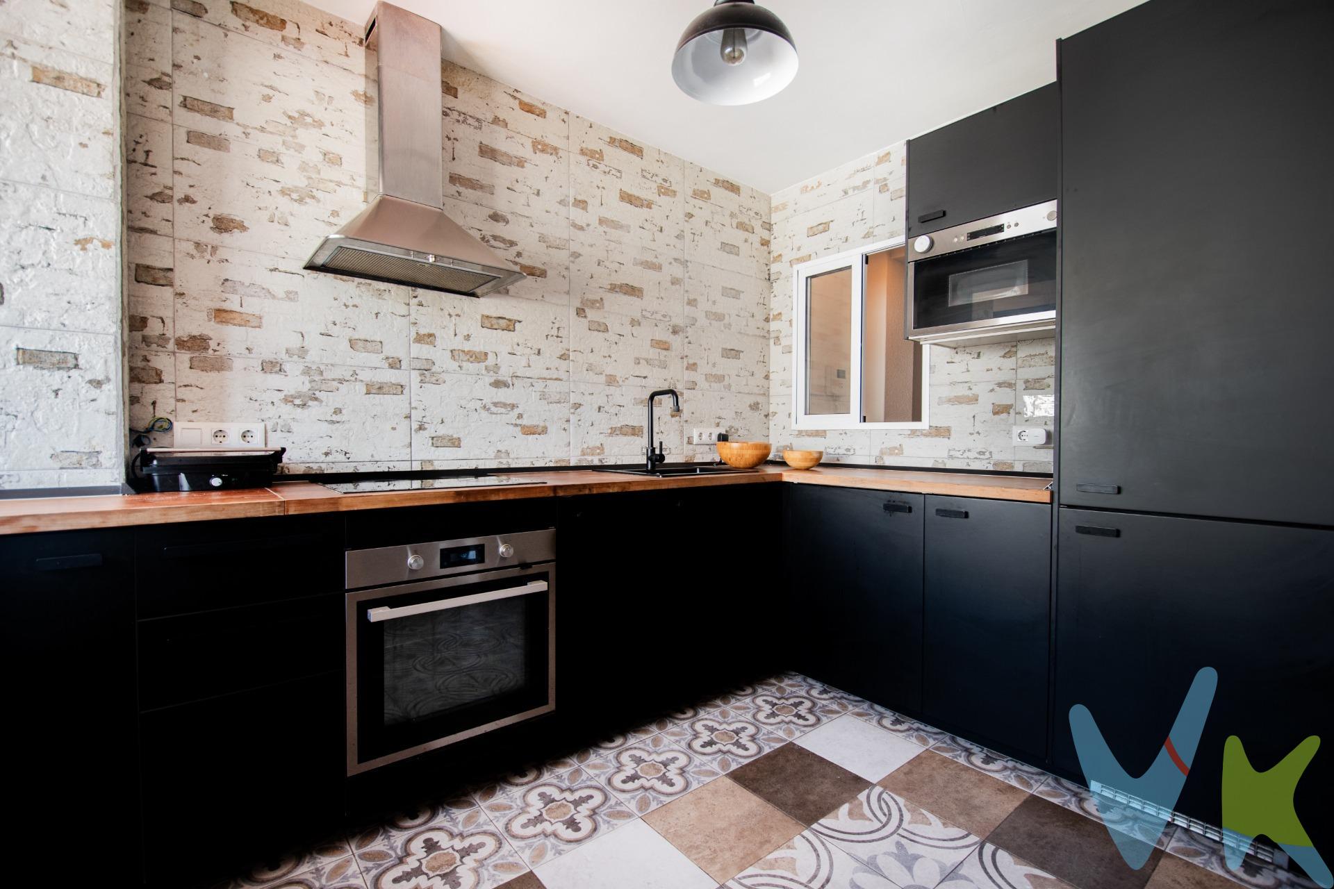 Te presentamos en una de las zonas más valoradas y con mejor conexión de Valencia, te presentamos una vivienda que combina amplitud, luminosidad y una distribución pensada para disfrutar cada espacio. Uno de sus grandes atractivos es su impresionante cocina: amplia, luminosa y con una distribución que invita a cocinar, compartir y vivirla. No es solo una cocina, es un auténtico punto de encuentro, con metros de sobra para una gran mesa de comedor, reuniones improvisadas o cenas en buena compañía. Además de su diseño cuidado y funcional, ofrece una ventilación cruzada perfecta hacia el comedor, creando una sensación continua de frescura y bienestar. El comedor ofrece un espacio amplio y versátil, conectado actualmente con dos habitaciones, lo que amplía la sensación de apertura y multiplica las posibilidades de distribución según tus necesidades. Desde aquí se accede a un pequeño balcón con vistas abiertas a la calle: un rincón perfecto para tomar el aire, dejar entrar la luz o asomarte al ritmo del barrio. La vivienda cuenta con cuatro habitaciones bien distribuidas, con opciones para dormitorios, despacho o zonas polivalentes, y dos baños completos, lo que aporta comodidad tanto para familias como para quienes necesitan espacio adicional. La orientación y la distribución permiten que la luz natural inunde cada estancia durante todo el día, reforzando esa sensación de amplitud y bienestar que se respira en todo el piso. Ubicada en L'hort de Senabre, un barrio consolidado, con todos los servicios a mano, zonas verdes, comercios, colegios y una excelente comunicación en transporte público, esta vivienda lo tiene todo para convertirse en tu nuevo hogar o en una inversión con futuro. Una oportunidad que no aparece todos los días. Te lo estás perdiendo. No pierdas la oportunidad única de visitar este hogar lleno potencial – ¡te lo estás perdiendo! Ven a conocerlo hoy mismo. Mobiliario, vehículos y otros elementos decorativos y personales de la propiedad no incluidos. Impuestos, gastos de compraventa, intermediación y financiación no incluidos.