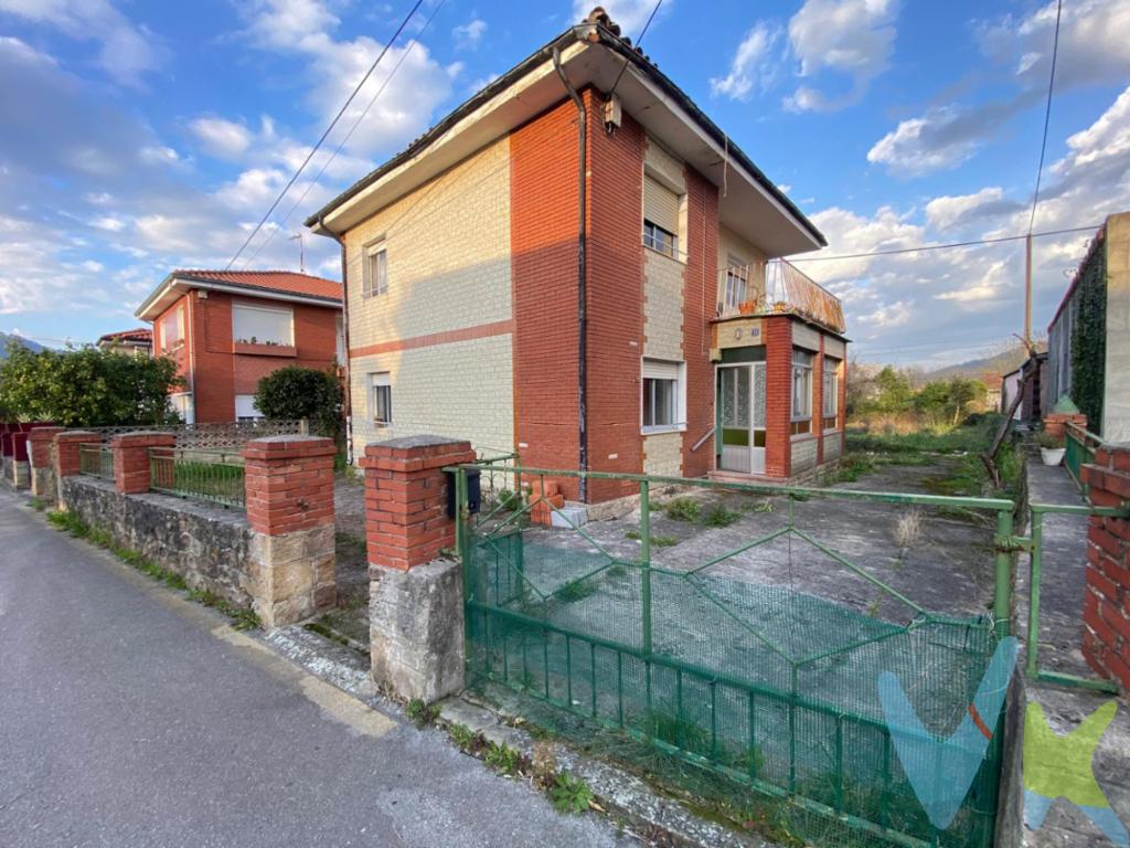 En una ubicación excelente de Los Corrales de Buelna y situada en un entorno tranquilo y con un gran potencial para convertirse en el hogar de tus sueños, tenemos para la venta, esta estupenda casa independiente de 1.964, para reformar.Está en la calle Daoiz y Velarde, junto al apeadero de Lombera, y a 5 minutos andando del centro del pueblo.La vivienda de 190m² construidos, es totalmente exterior, ya que todas sus estancias tienen ventanas lo que proporciona gran luminosidad en todas ellas. En la planta baja encontramos el salón, cocina, aseo y dos habitaciones y en  la planta primera, hay 3 amplias habitaciones y un baño completo.Características principales: La vivienda está enclavada en una parcela de 500 m² con jardín ideal para diseñar un espacio verde a tu gusto. Estructura de hormigón, incluyendo el tejado, lo que garantiza solidez y durabilidad. 5 habitaciones amplias y luminosas, perfectas para una familia numerosa o para adaptar a diferentes necesidades. Baño completo y aseo, ofreciendo comodidad y funcionalidad. Bonita terraza en la primera planta, y amplia galería recibidor en la planta baja, con una excelente orientación  sur, perfectas para disfrutar del sol y la luz natural durante todo el día. 3 anexos independientes de unos 18m², 23m² y 14m², respectivamente, con múltiples posibilidades de uso: garaje, estudio, taller, trastero, zona de ocio o incluso pequeño apartamento para invitados.Es una vivienda con infinitas opciones de reforma, ideal para personalizarla a tu gusto y aprovechar su gran potencial. ¡No dejes pasar esta oportunidad y ven a visitarla!