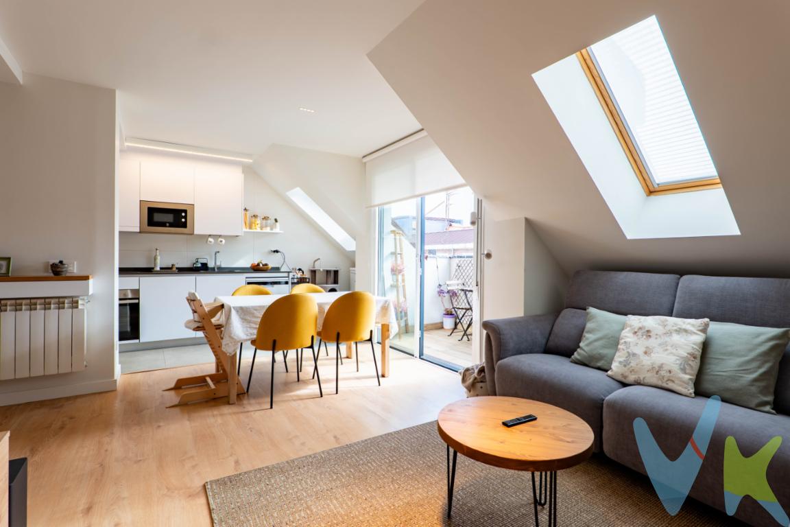Lo interesante de esta vivienda no es solo que tenga dos dormitorios. Ni siquiera que sea un último piso.Lo realmente difícil de encontrar en esta zona de Gijón es una vivienda construida en 2022, con dos baños, terraza, una buena plaza de garaje y trastero, y además situada en el Llano Bajo, con el centro prácticamente a continuación.Está en Calle Electra, en la última planta del edificio, bajo cubierta, y ofrece una distribución con una lógica muy actual: dos dormitorios, dos baños y espacios pensados para una forma de vivir mucho más cómoda que la que solemos encontrar en edificios de mayor antigüedad.Aquí no hay que empezar pensando en cambiar instalaciones, ventanas o actualizar un edificio de hace décadas. Es una vivienda reciente, con calificación energética B, buena orientación Este-Oeste y ese plus de privacidad que proporciona vivir en la última planta.Y después está lo que, en esta ubicación, cambia por completo la experiencia diaria: el coche tiene su sitio. La vivienda se vende con una plaza de garaje especialmente cómoda, además de trastero, algo que permite vivir cerca del centro sin convertir cada llegada a casa en una búsqueda de aparcamiento.La terraza termina de darle ese punto que hace que no sea simplemente otro piso de dos habitaciones.Porque probablemente esa sea la mejor manera de resumir esta propiedad: no destaca por una sola cosa, sino porque reúne muchas de las que normalmente cuesta encontrar juntas.Construcción reciente. Última planta. Terraza. Dos dormitorios. Dos baños. Garaje. Trastero. Eficiencia energética B.Y todo ello en Calle Electra, entre el Llano Bajo y el centro de Gijón.No pierda la oportunidad de conocerla en persona: solicite una visita y descubra todo lo que este piso puede ofrecerle.El precio NO incluye: Impuestos, gastos de Notaría, registro y honorarios de mediación inmobiliaria del 2% más I.V.A. a cargo del comprador.A título orientativo, en segundas transmisiones, el comprador abonará el Impuesto sobre Transmisiones Patrimoniales (ITP). Para consultar los porcentajes del ITP en Asturias puede hacerlo a través de la web oficial de servicios tributarios del Principado de Asturias https://sede.tributasenasturias.es/sites/sede/default/es_ES/Que-quieres-hacer/Transmisiones-Patrimoniales-y-AJD. La base imponible será el mayor valor entre precio de compraventa, tasación o valor de referencia catastral. Gastos de notaría y registro según aranceles variables según precio, número de copias y complejidad.  El comprador escoge libremente notario.La agencia actúa exclusivamente como intermediaria en la operación