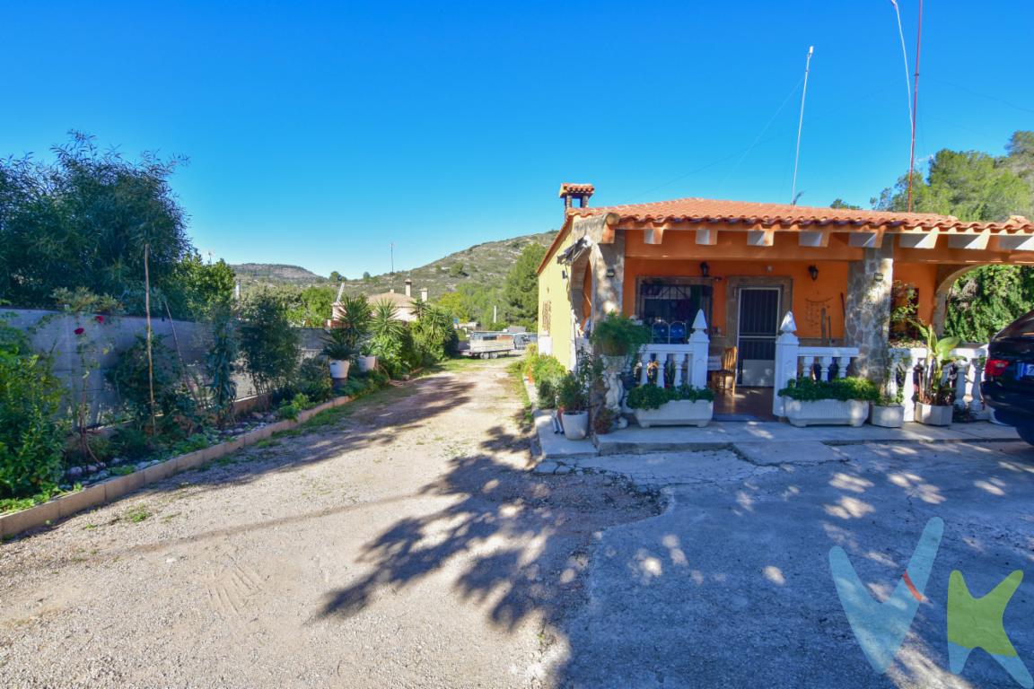  Chalet en Alfarp: luz, tranquilidad y naturaleza a un paso del puebloDescubre este acogedor chalet ubicado en una tranquila zona de Alfarp, rodeado de naturaleza y a pocos minutos del centro del pueblo. Una vivienda que destaca por su calidez, su luz natural y su cómodo diseño pensado para disfrutar tanto del interior como del exterior.La casa dispone de tres amplios dormitorios dobles, un baño completo con ducha, y un gran salón-comedor con la cocina integrada, creando un espacio abierto y funcional perfecto para compartir momentos en familia. Todas las estancias tienen salida directa a la parcela, lo que aporta una luminosidad excepcional y conecta la vivienda con el entorno.El chalet cuenta con acceso por ambos lados de la casa, desde el porche principal y desde la salida trasera hacia el patio-jardín. En la parcela encontrarás una encantadora zona de naranjos, además de una práctica zona cubierta utilizada como almacén y paellero, junto con un espacio destinado a lavadero.Un entorno tranquilo, privado y lleno de encanto, ideal para quienes buscan desconectar sin renunciar a la comodidad de tener todos los servicios cerca.Ven a descubrir tu nuevo hogar en Alfarp: naturaleza, calma y luz en cada rincón.Importante: la propiedad se encuentra sobre terreno rústico, por lo que no es hipotecable.Agencia Registrada con el Nº 89 en el Registro Obligatorio de Agentes Inmobiliarios de la Comunitat Valenciana. Puede consultar en la web de la GVA. La oferta está sujeta a cambios de precio o retirada del mercado sin previo aviso. Este anuncio en su conjunto, incluyendo textos, fotos, imágenes o cualquier otro contenido del mismo, no es vinculante dado que la información es ofrecida por terceros y puede contener errores. Se muestra a título informativo y no contractual. El precio no incluye lo siguiente: Honorarios de la agencia inmobiliaria, impuestos (IVA, ITP) y otros gastos de la Compraventa (notaria, gestoría y registro).Por mandato expreso del propietario, comercializamos este inmueble en exclusiva, lo que le garantiza el acceso a toda la información, a un servicio de calidad, un trato fácil, sencillo y sin interferencias de terceros. Por este motivo, se ruega no molestar al propietario, a los ocupantes de la propiedad o a los vecinos. Muchas gracias por su comprensión. Si usted es agente inmobiliario y tiene un cliente para este inmueble, llámenos: estaremos encantados de colaborar. 
